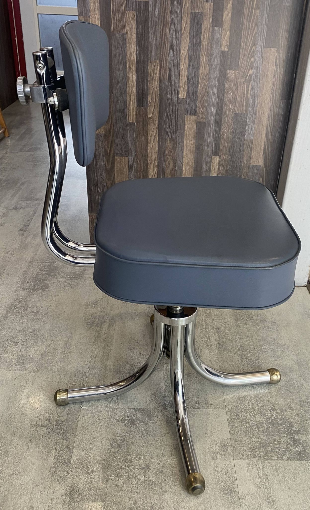 Chaise de bureau pivotante style Roneo simili cuir skaï gris chrome vintage