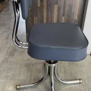 Chaise de bureau pivotante style Roneo simili cuir skaï gris chrome vintage