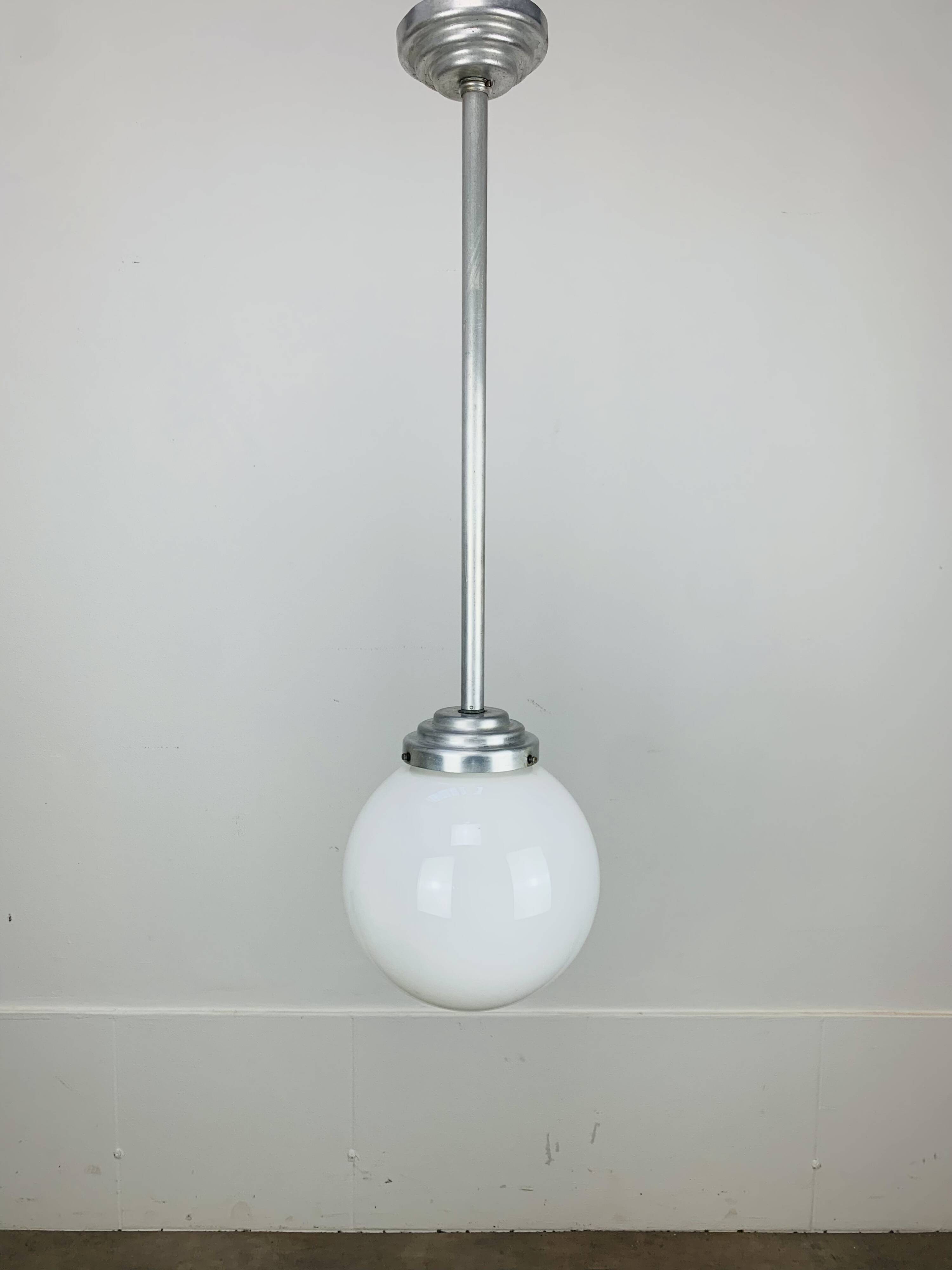 Suspension boule opaline art déco, 1930/1940