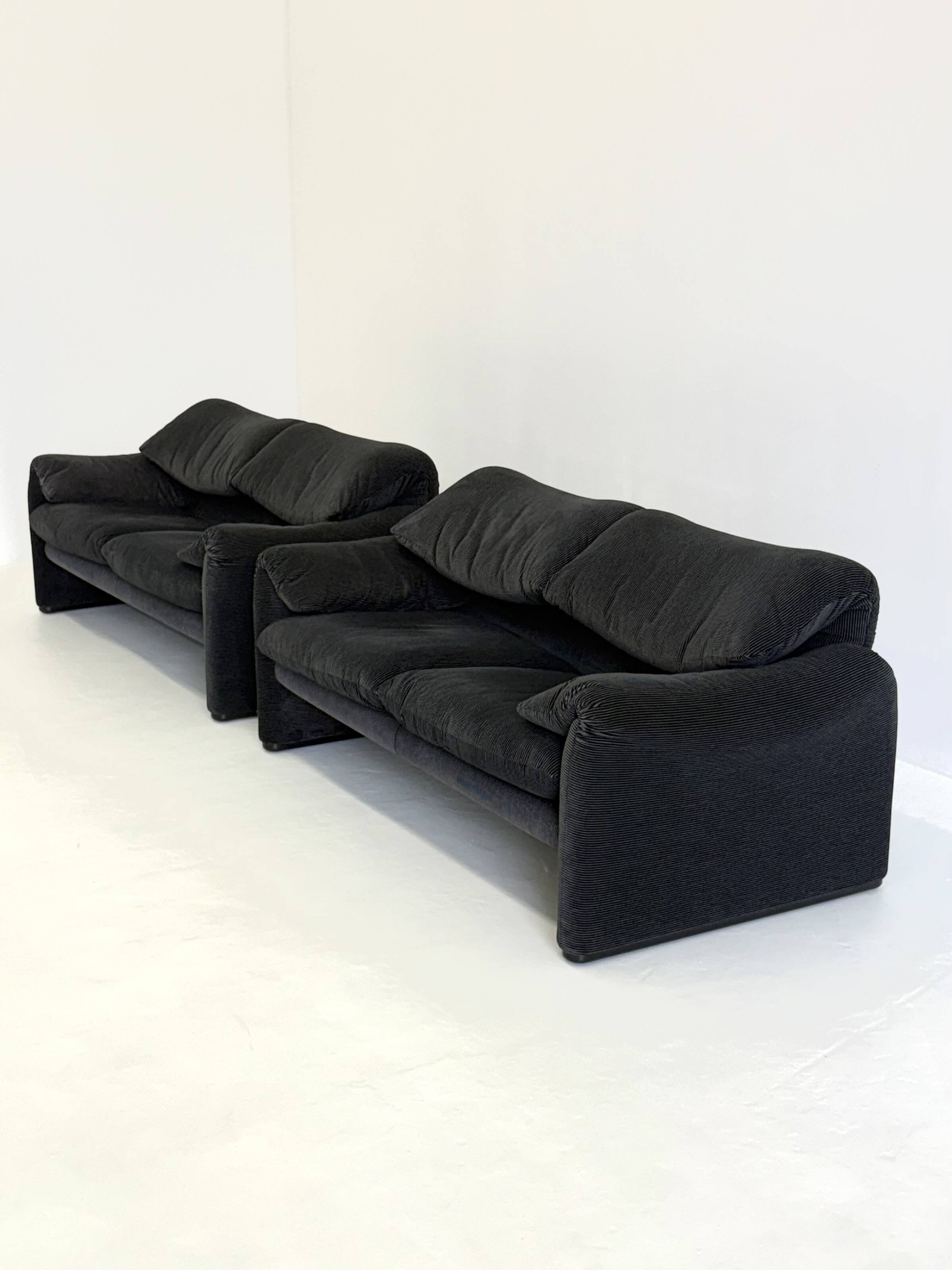 Cassina Maralunga 2 places noir-gris par Vico Magistretti