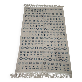 Tapis blanc et bleu fait mains en laine naturelle