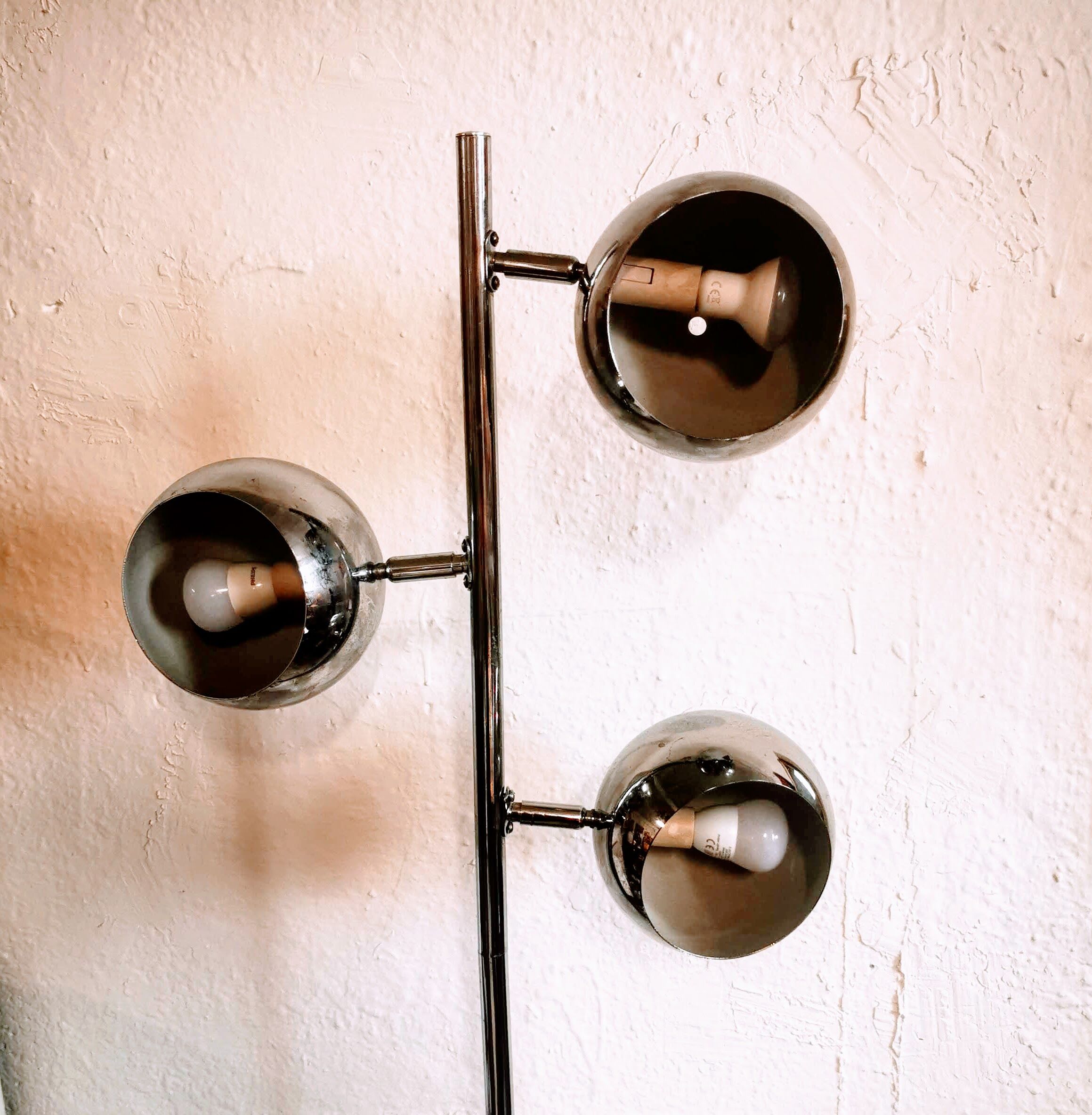 Lamppost "eye ball" foot tulip