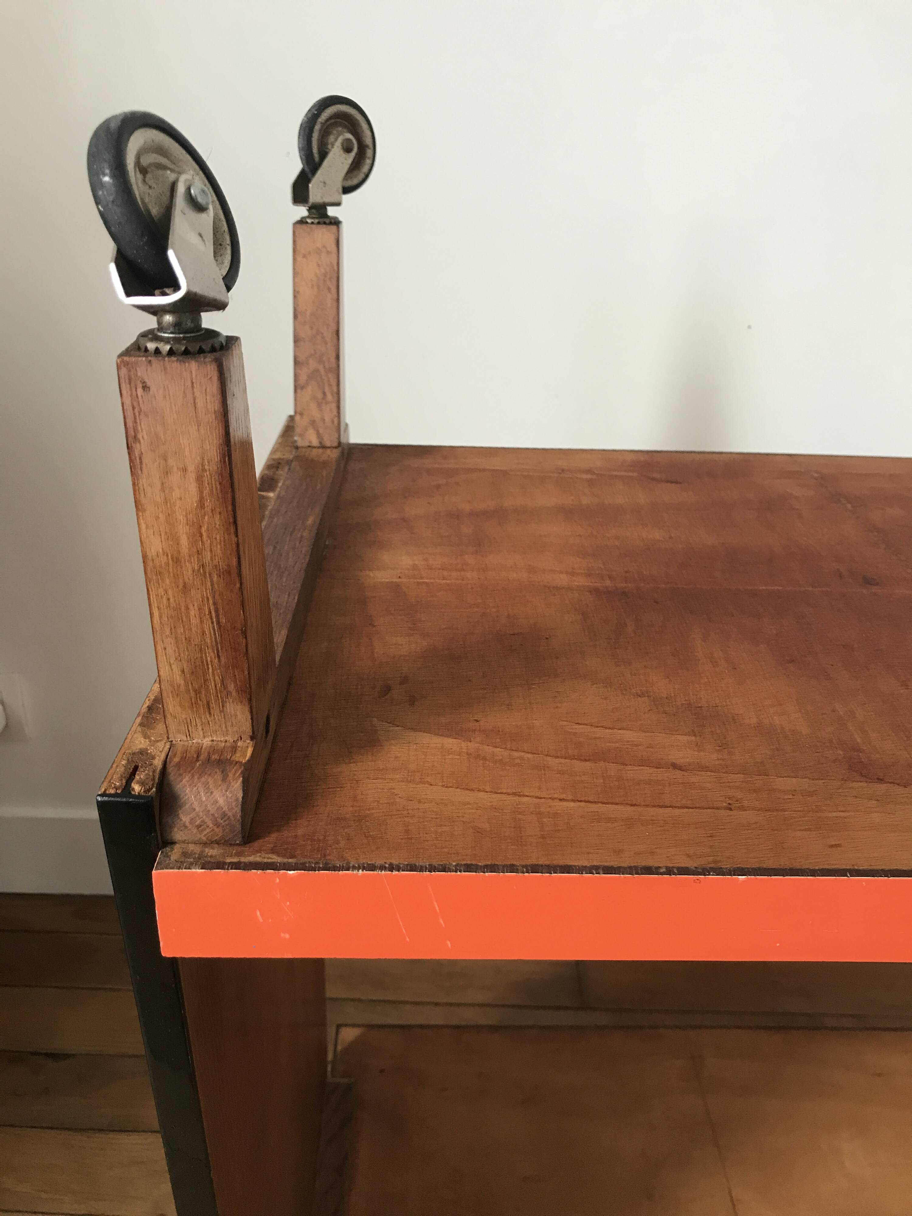 Desserte vintage orange, pieds en équerre et montants bois, années 60