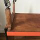 Desserte vintage orange, pieds en équerre et montants bois, années 60