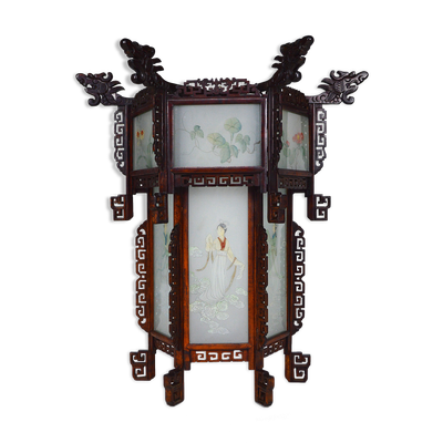 Lanterne asiatique en bois sculpté de dragons et panneaux de verre peints