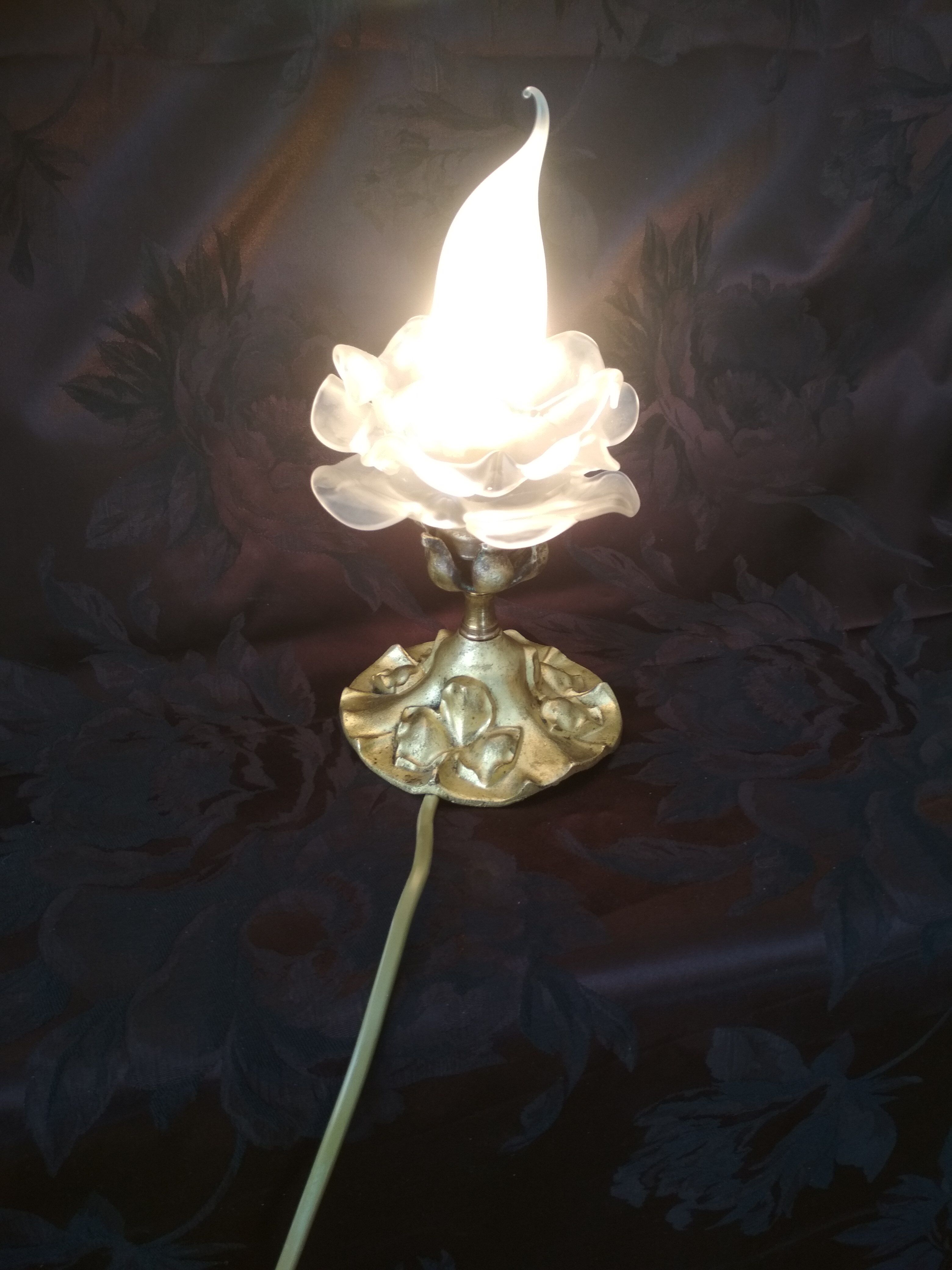 Art nouveau lamp in gilded bronze with glass tulip