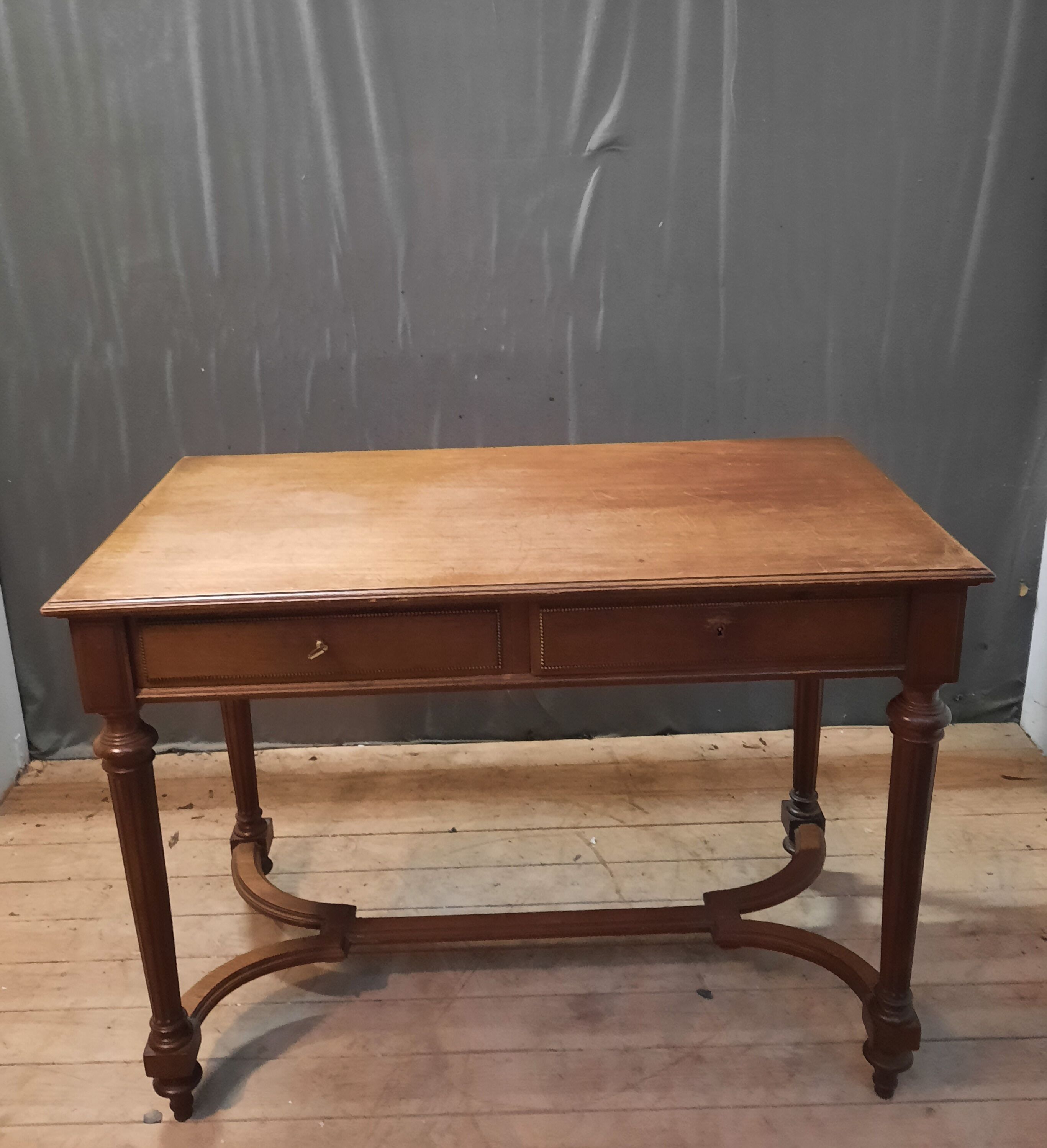 Flat walnut burreau louis XVI style