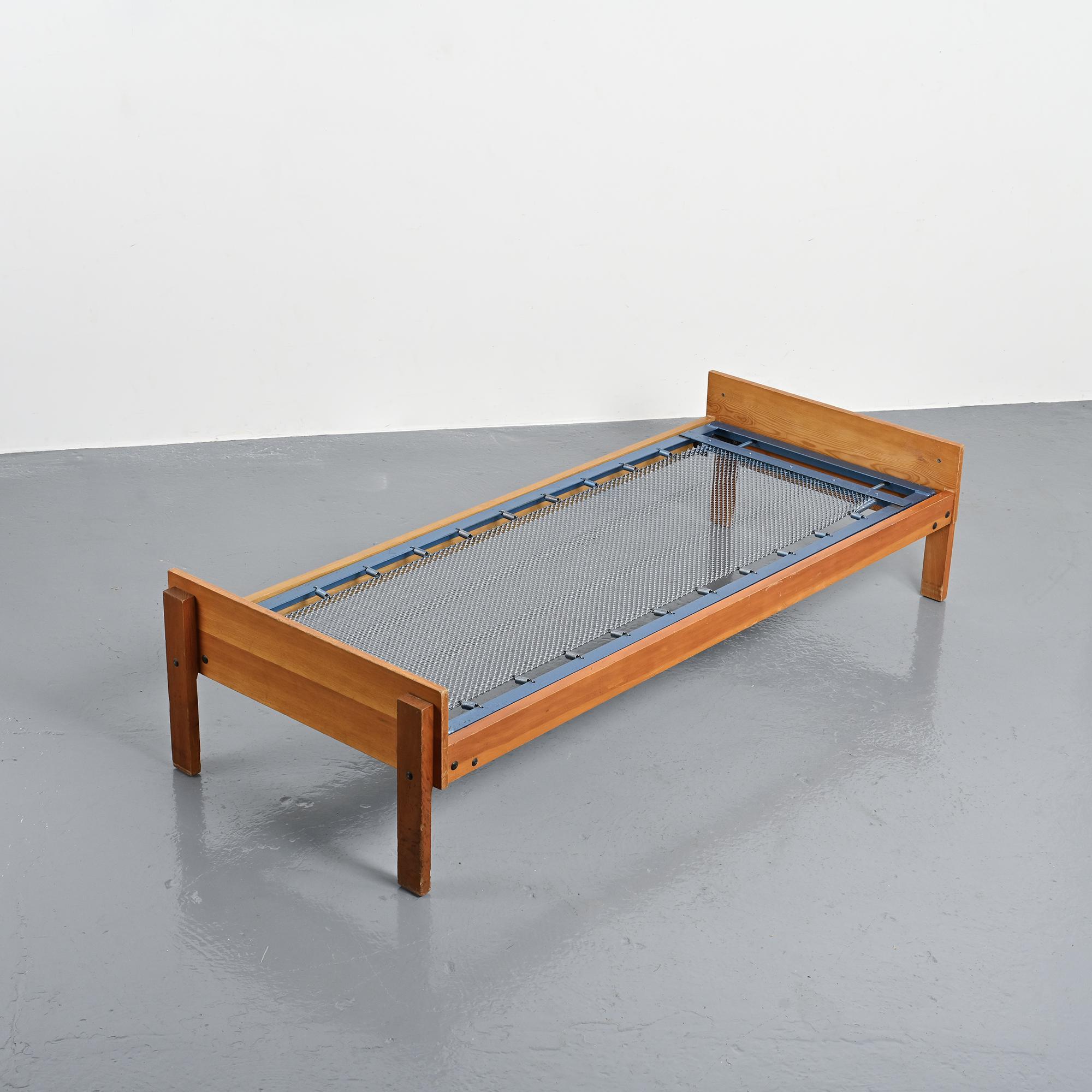 Lit banquette by Pierre Guariche, La Plagne, around 1965.