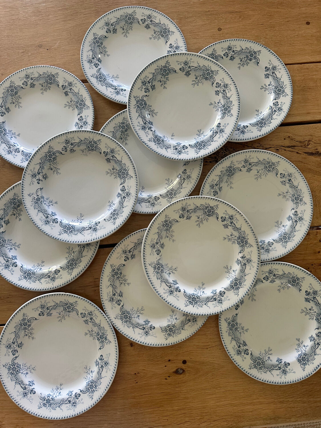 6 flat plates made of earthenware