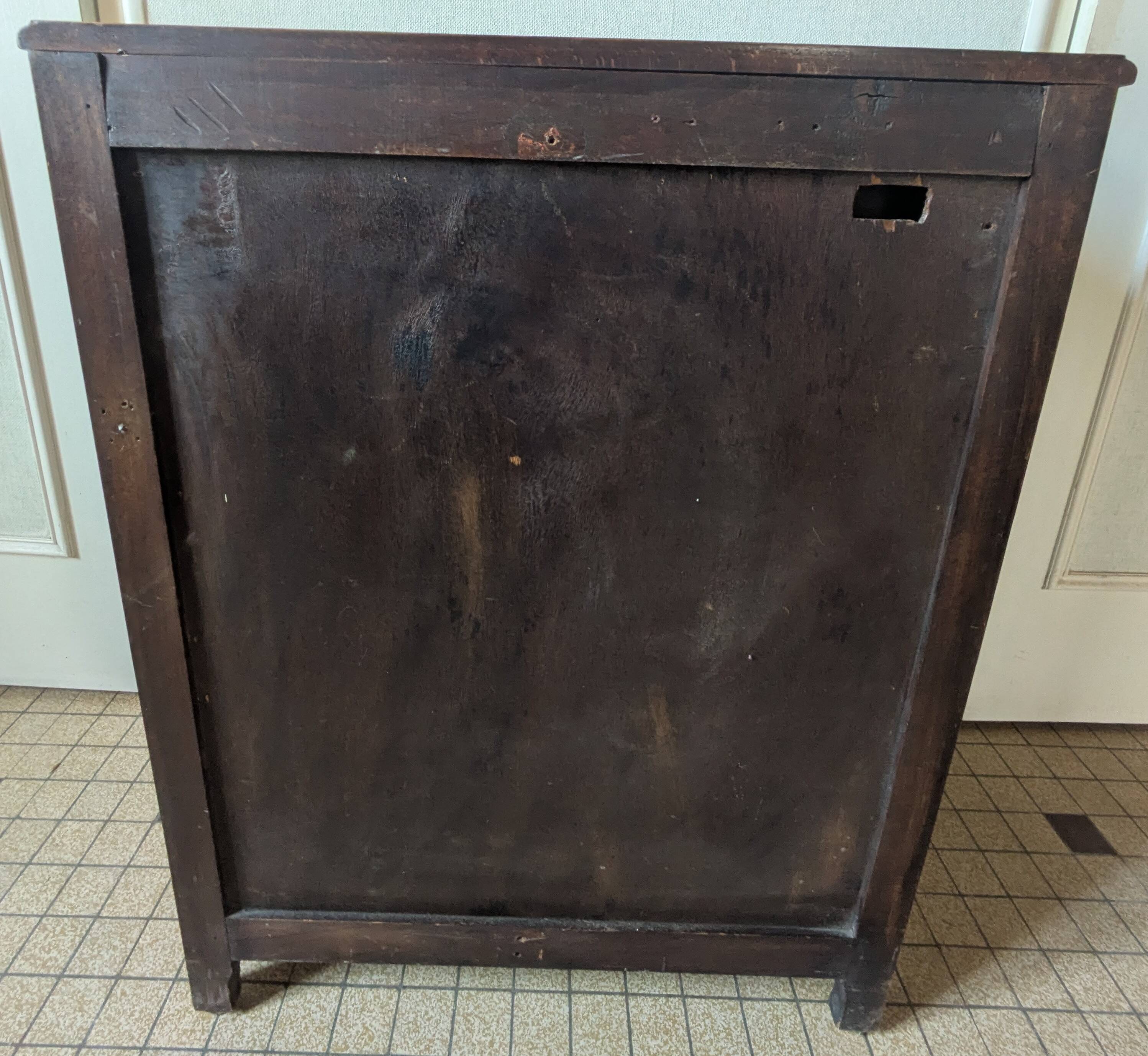 Buffet bas ancien en bois massif