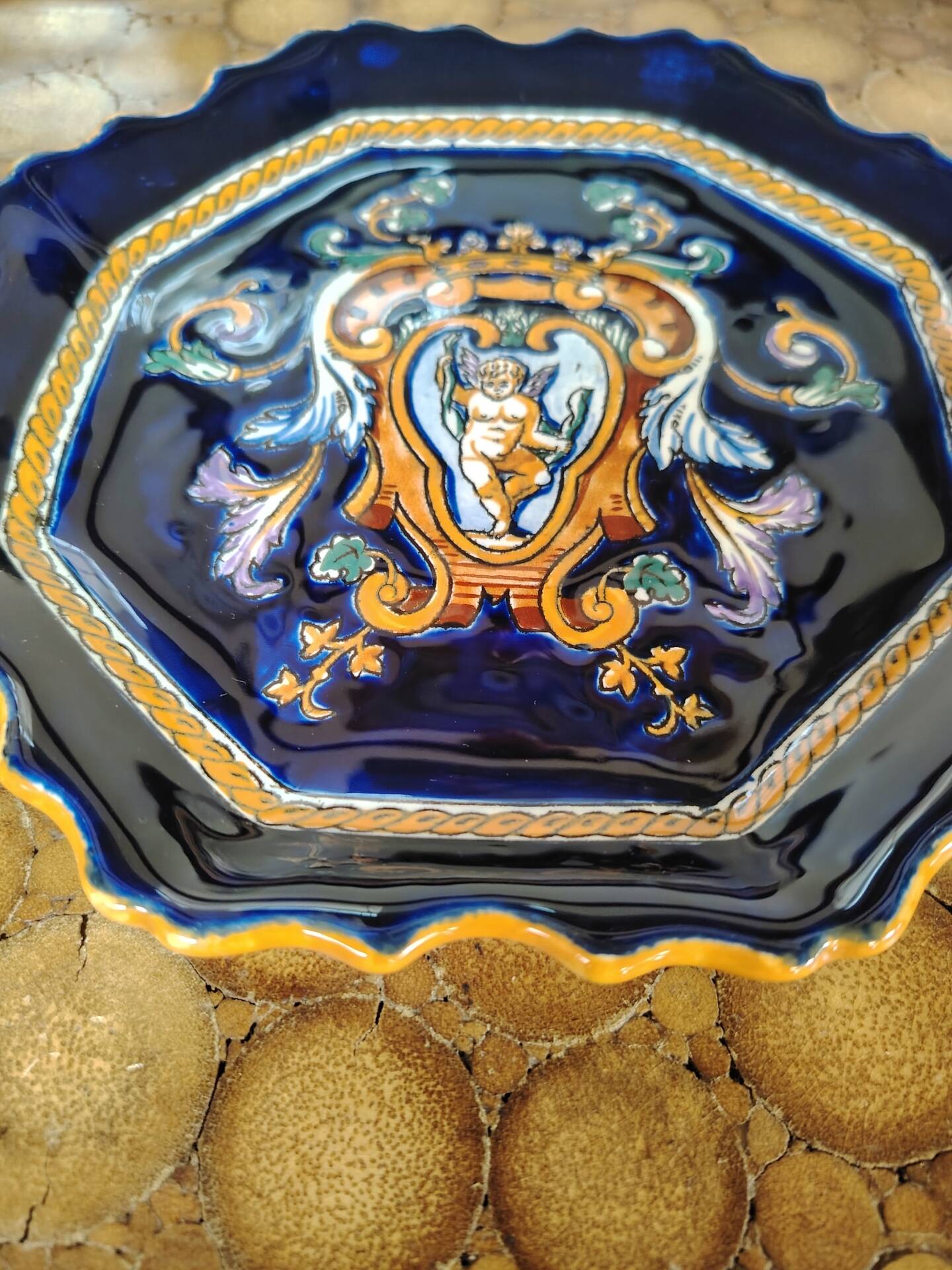 Empty pocket dish Gien Renaissance earthenware blue background D20 cm