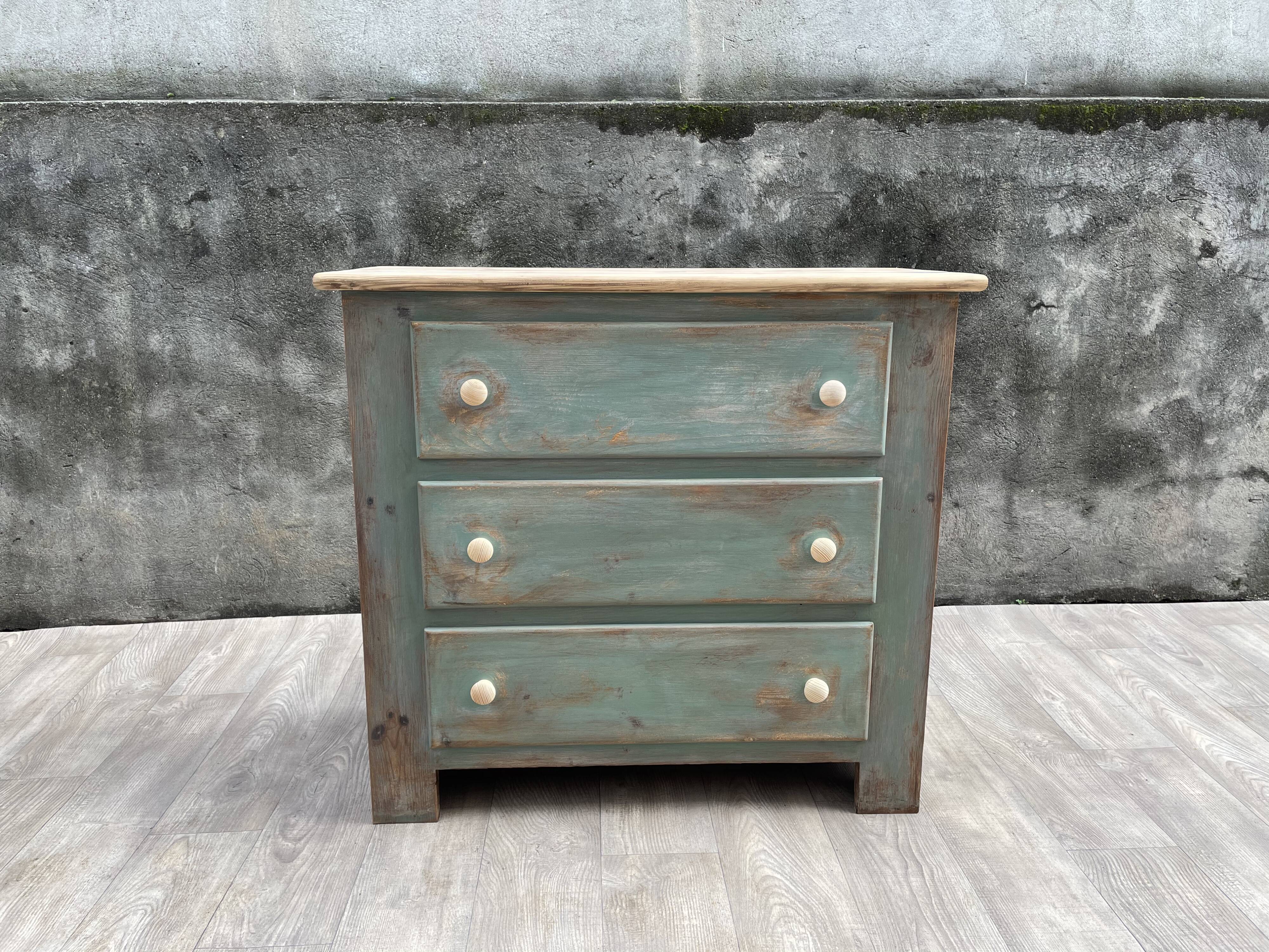 Commode en bois patinée