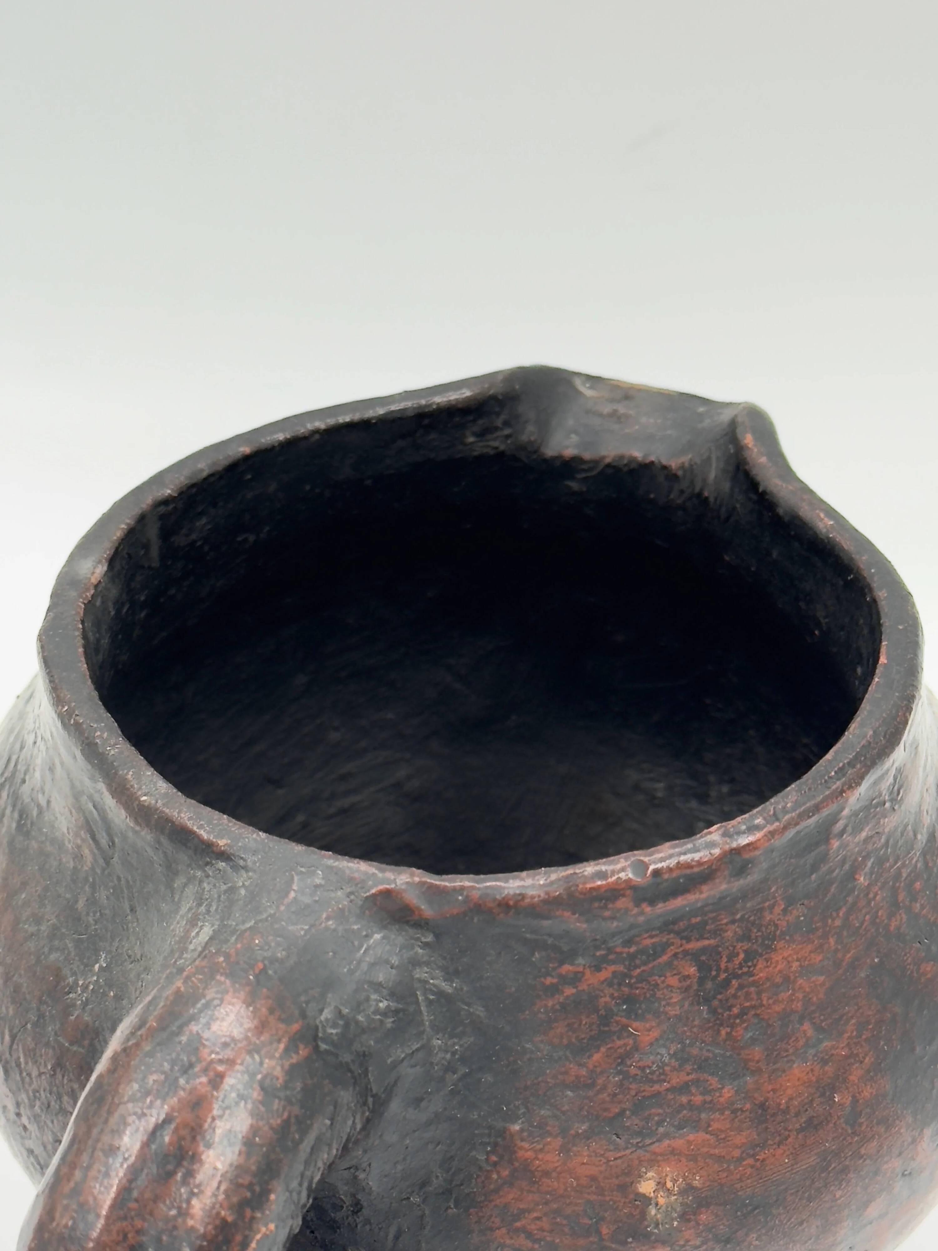Vase tripode vintage en terre cuite, fait main, finition noire fumée