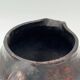 Vase tripode vintage en terre cuite, fait main, finition noire fumée