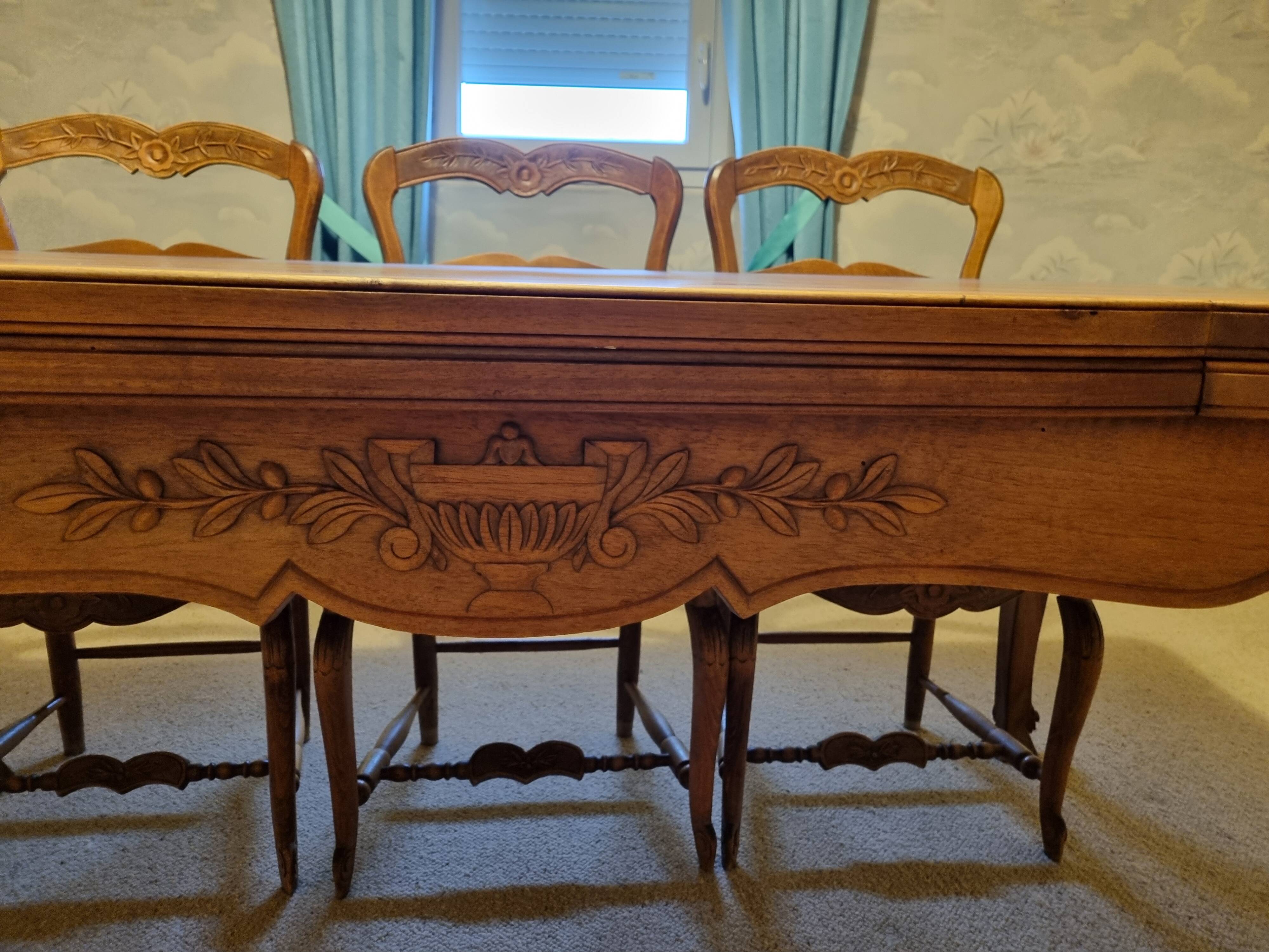 Extendable dining table + Provençal style chairs