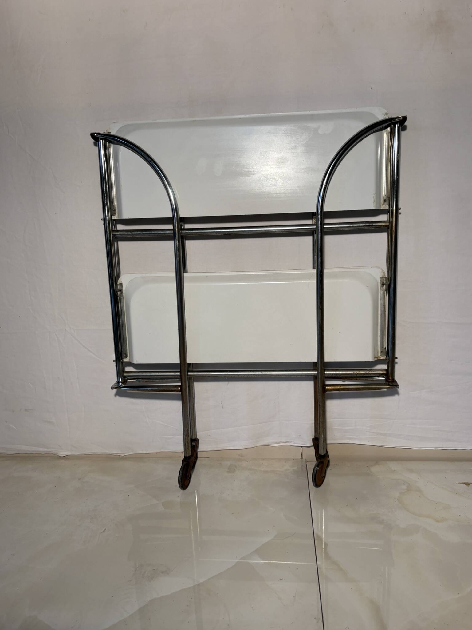Vintage folding trolley in chromed metal and enamelled trays