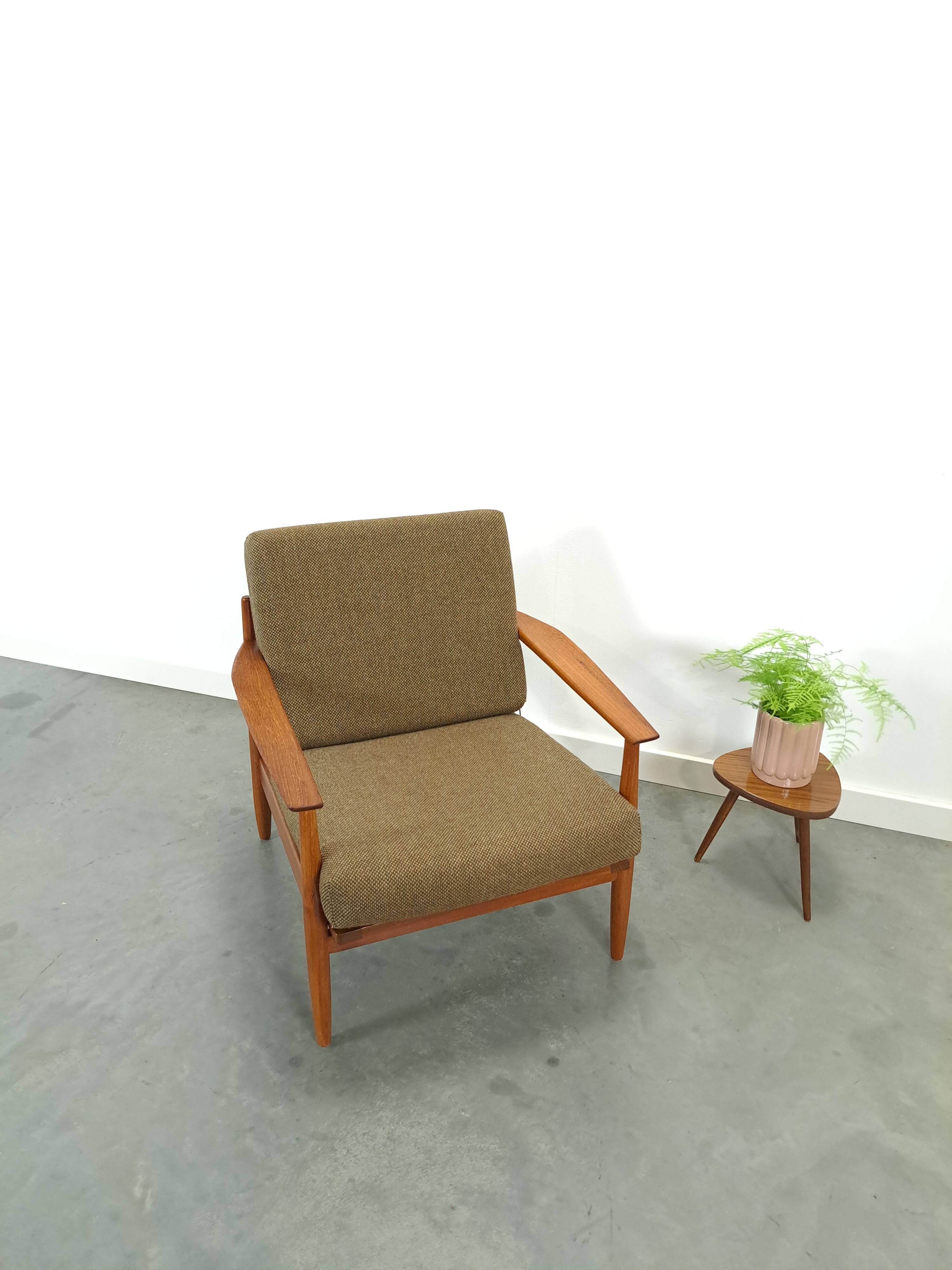 Teak Scandinavische fauteuil met bruin stoffen kussens, stoel 2