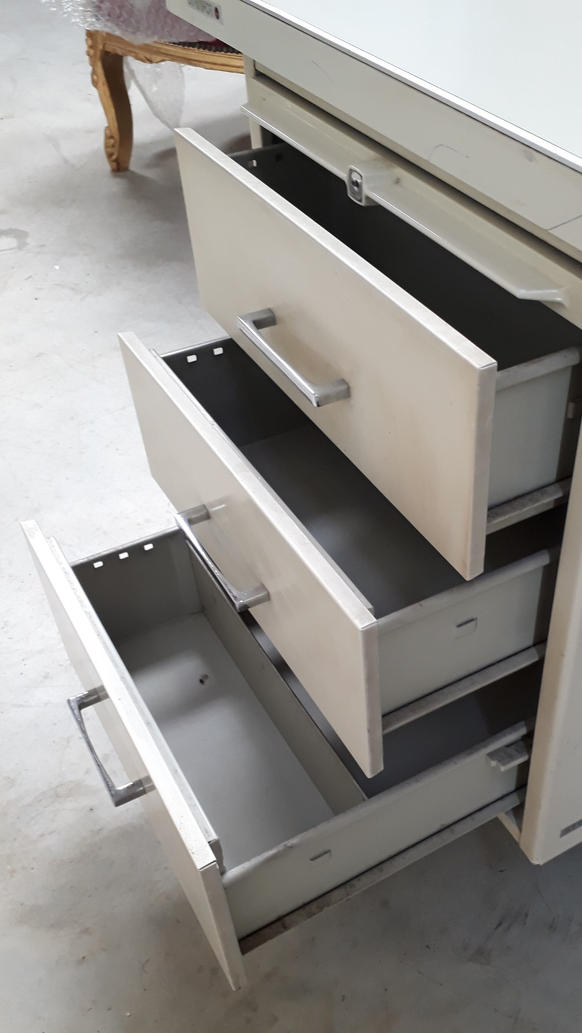 Office metal Strafor