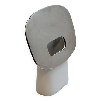 Vase design en porcelaine blanche et chromé