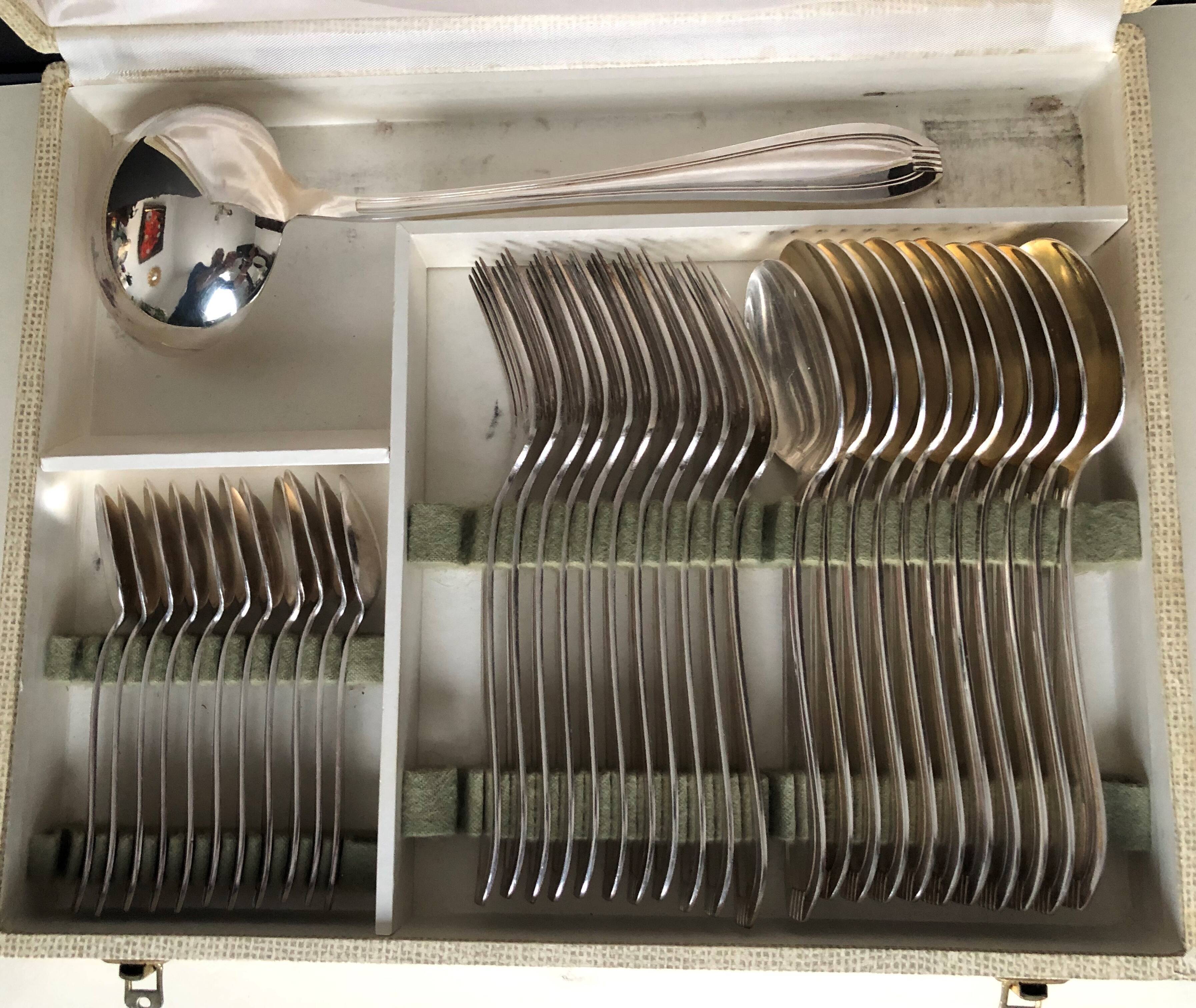 Silver metal housewife modernist model of the 60s (37 pieces)