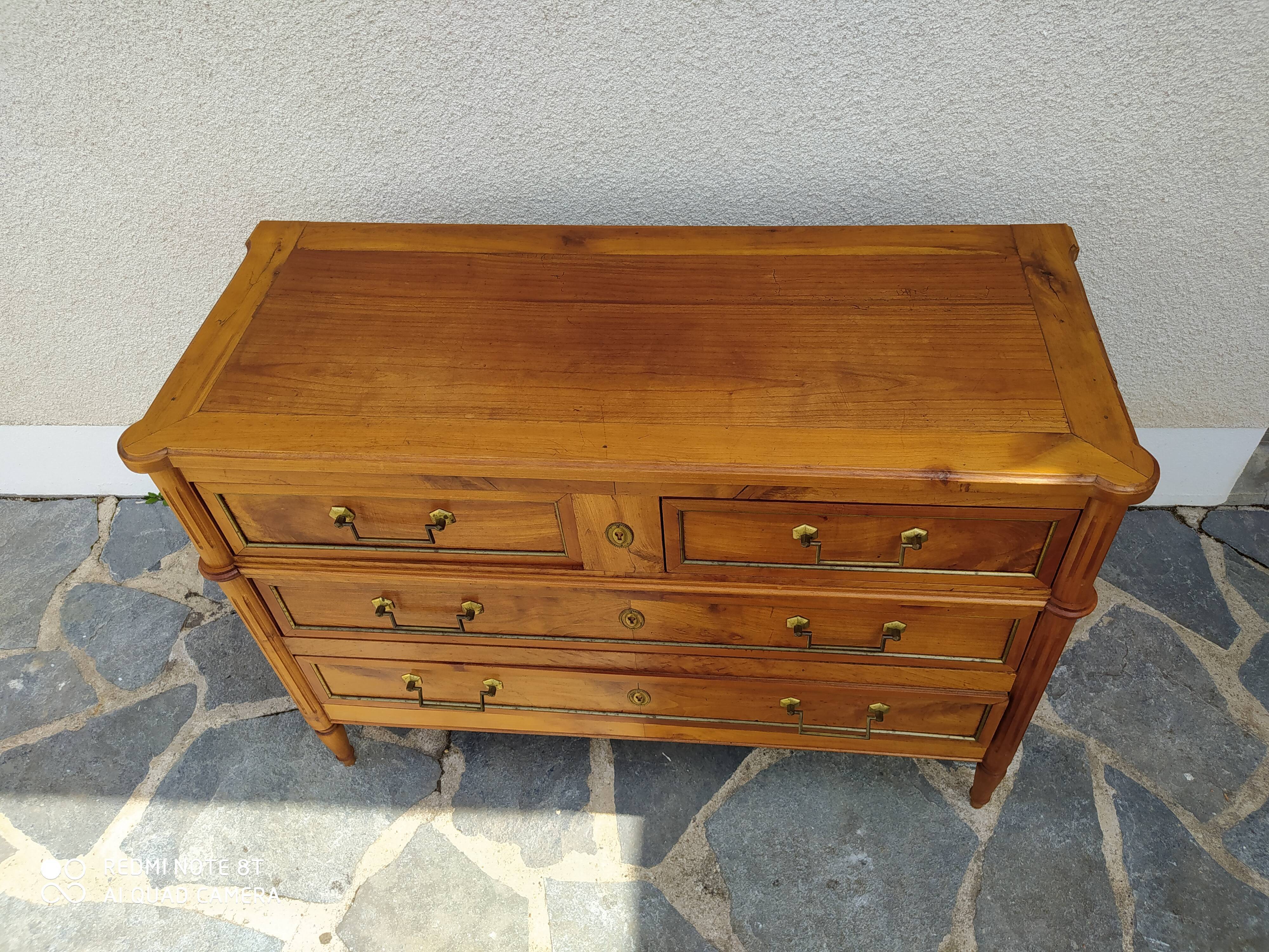 Commode en noyer de style Louis XVI