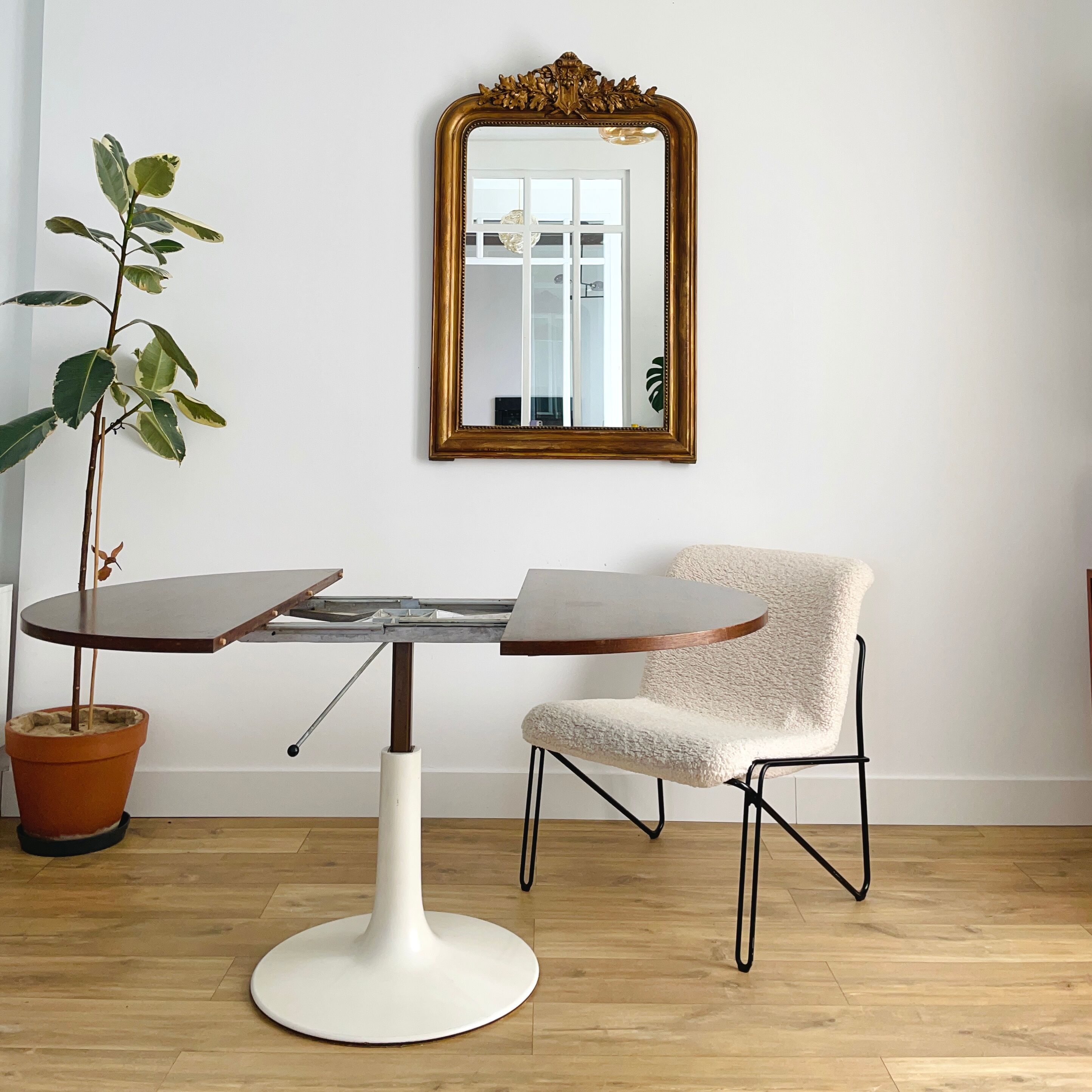 Adjustable tulip foot table