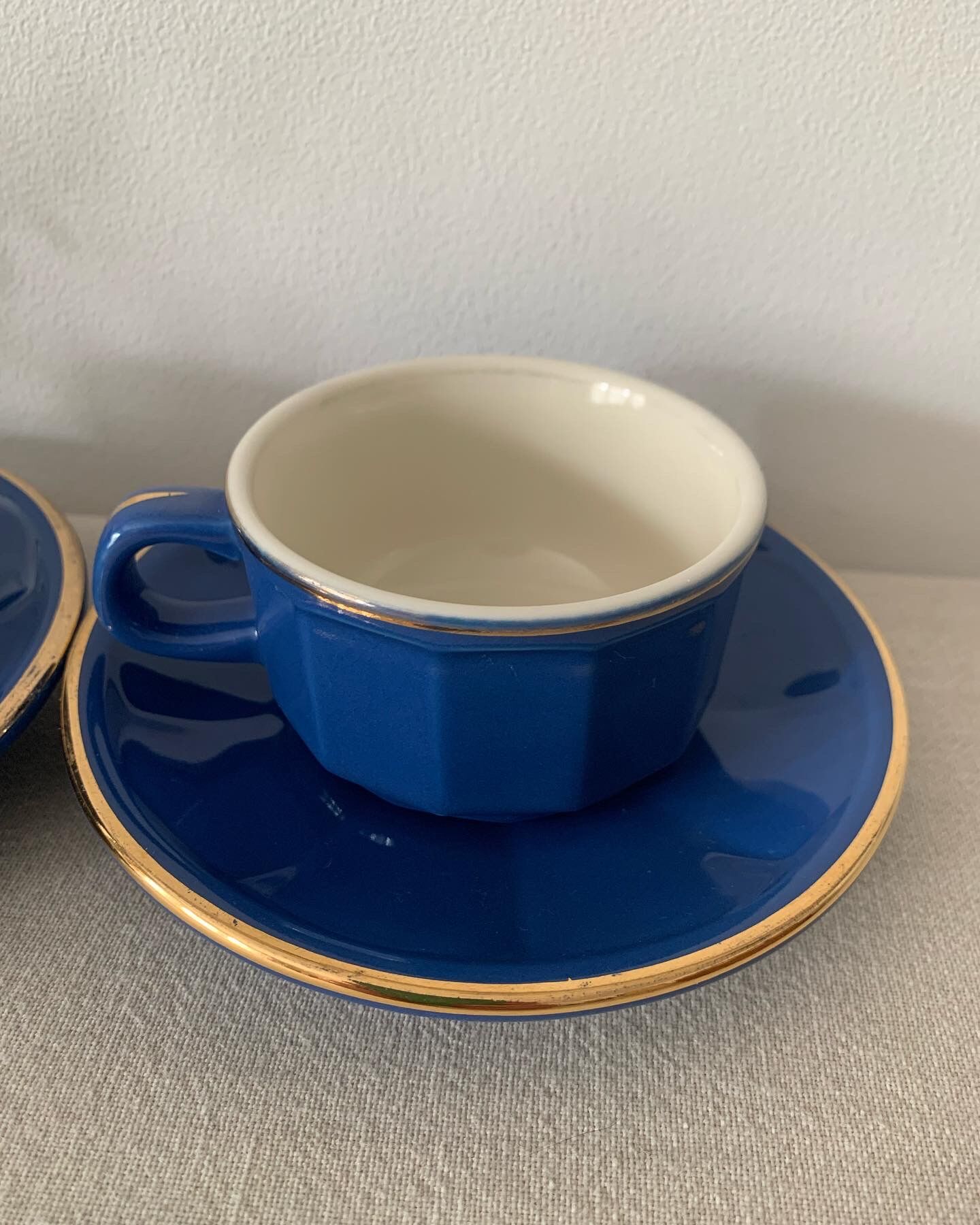 2 coffee cups and saucers