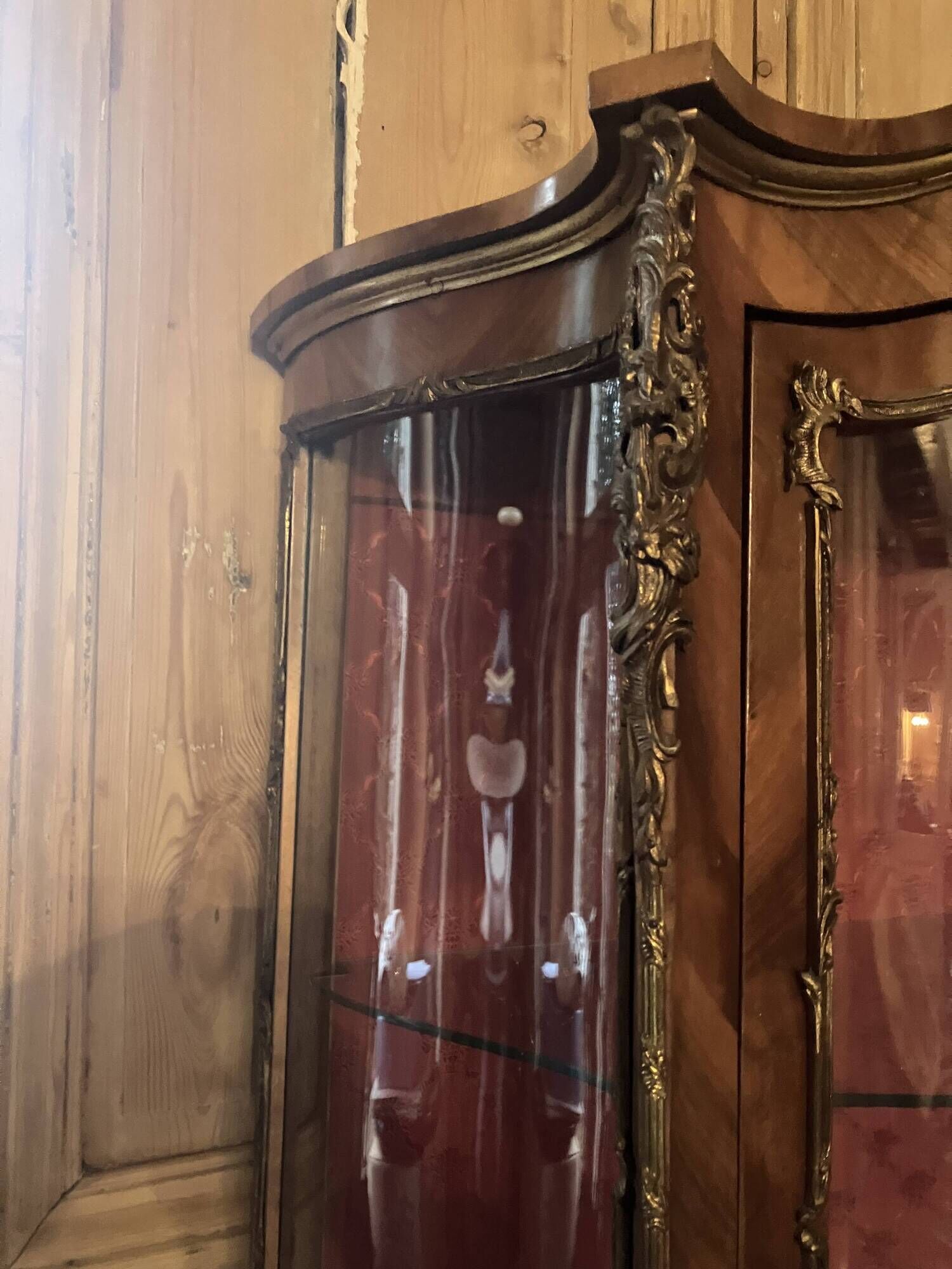 Display cabinet in Louis XV style from the late 19th century in painted wood.
