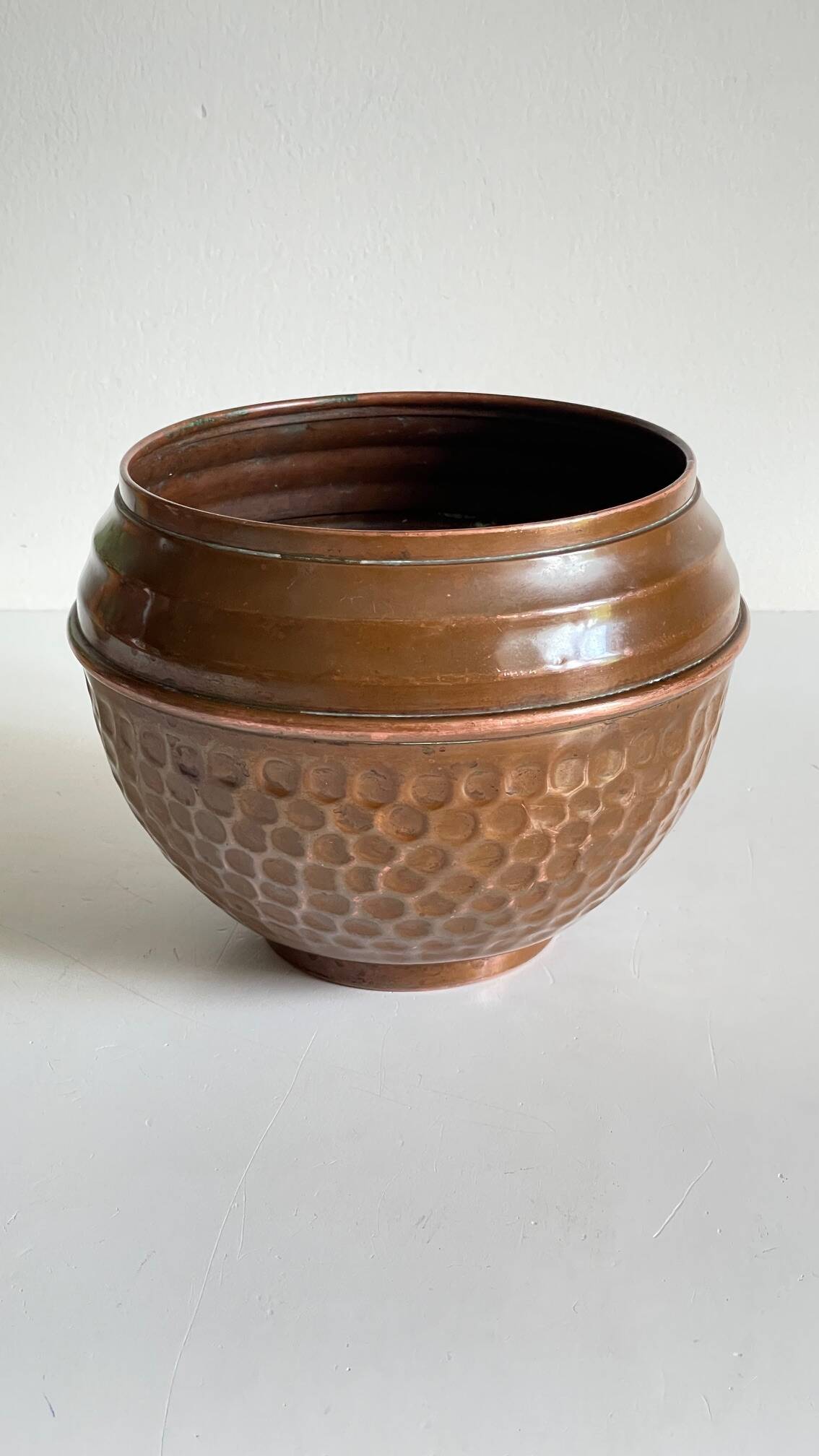 Cache-pot par Villedieu cuivre à patine vintage