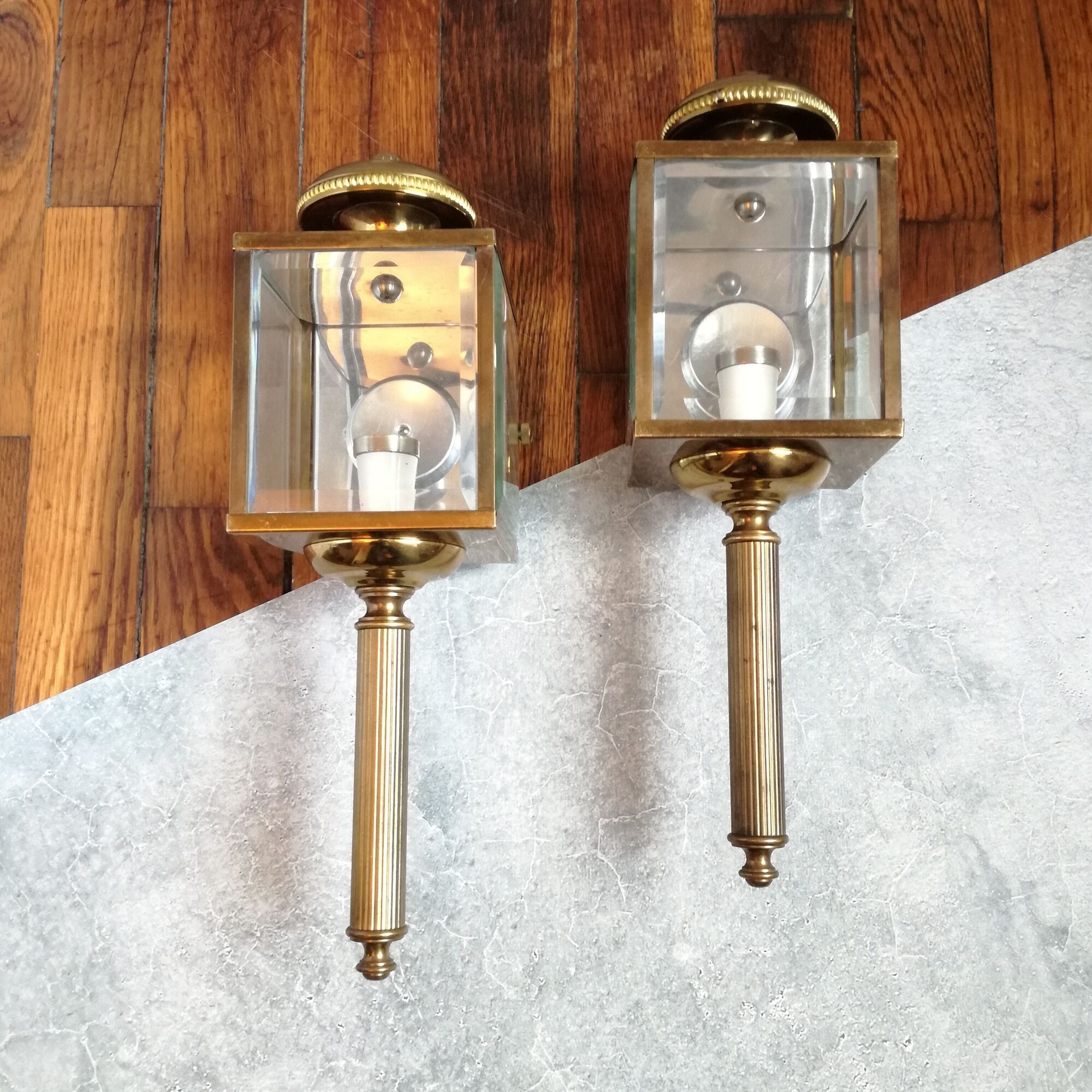 Brass and beveled glass lantern-like wall lamps in brass and beveled glass