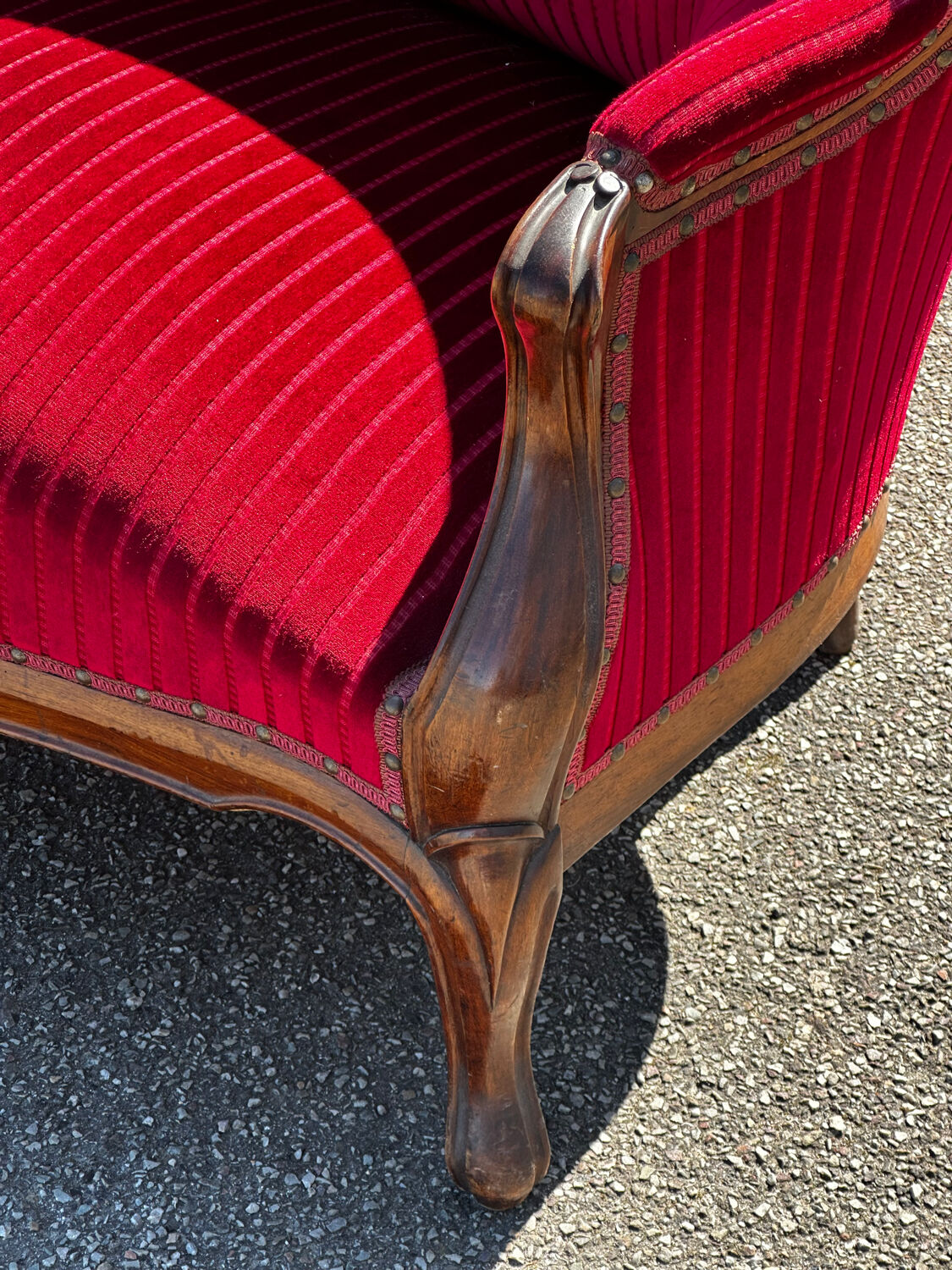 Louis XV style canapé in moulded wood – red velvet fabric – 19th century