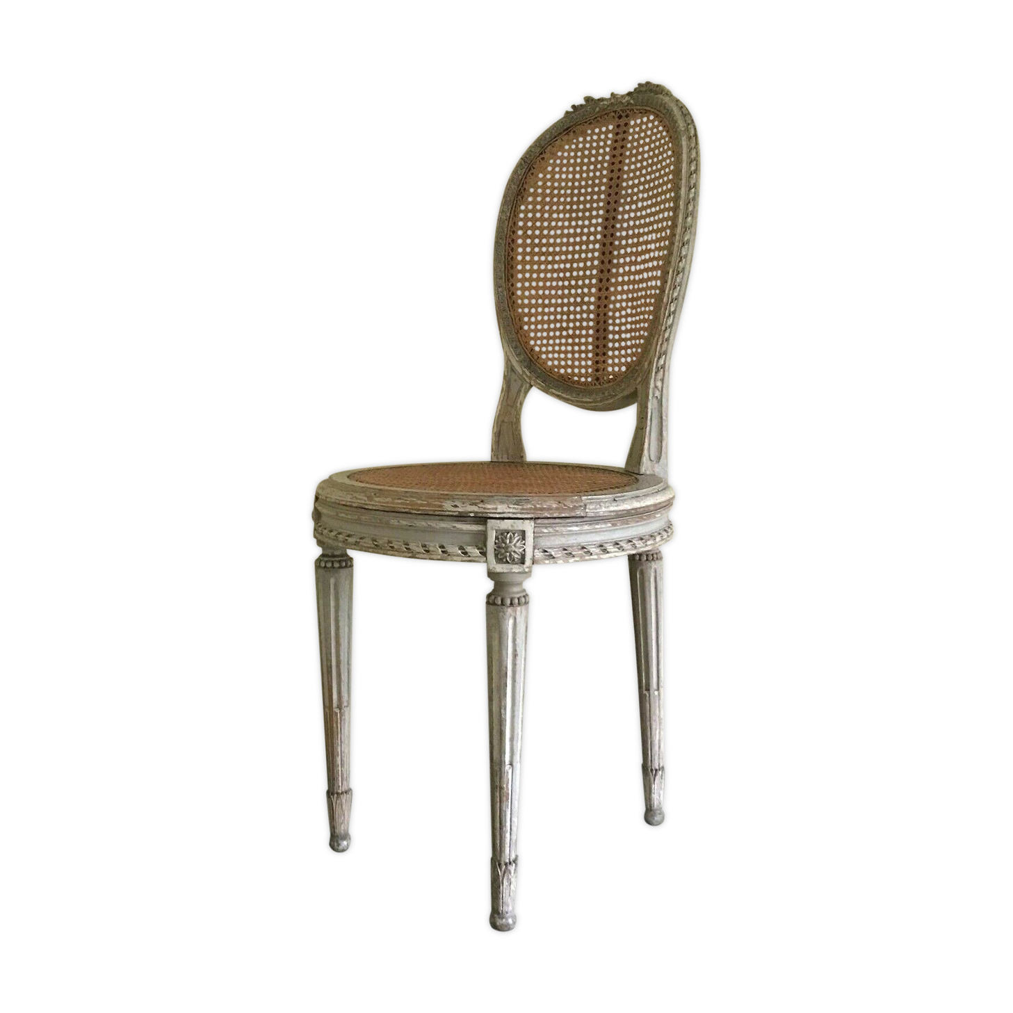 Chaise de style Louis XVI en hêtre patiné XX siècle