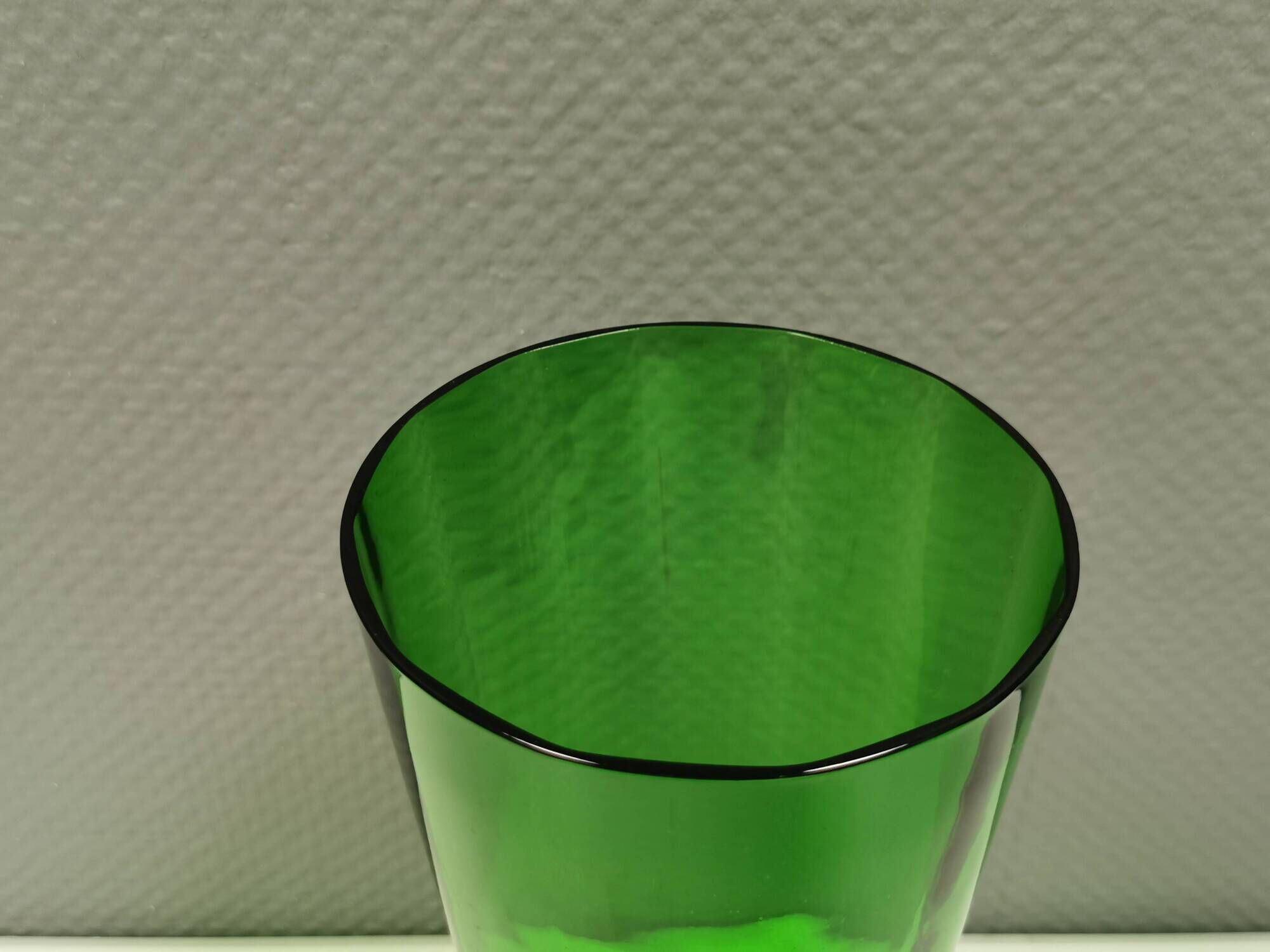 Large vintage vase in green glass.