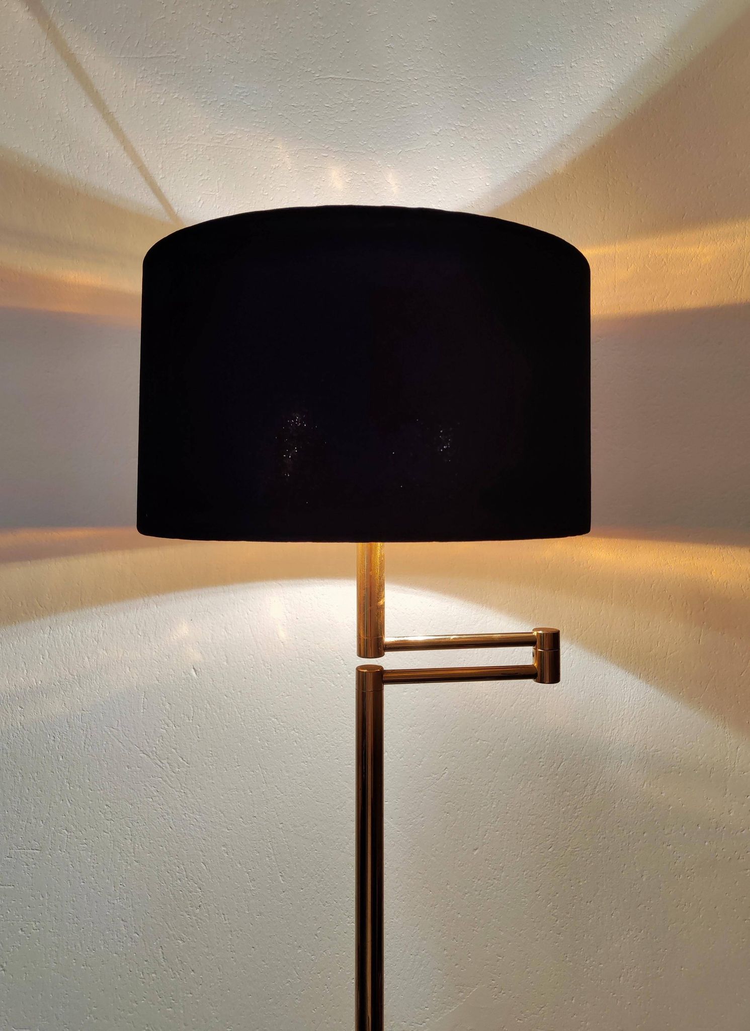 Articulated floor lamp in brass with a velvet shade, 1970.
