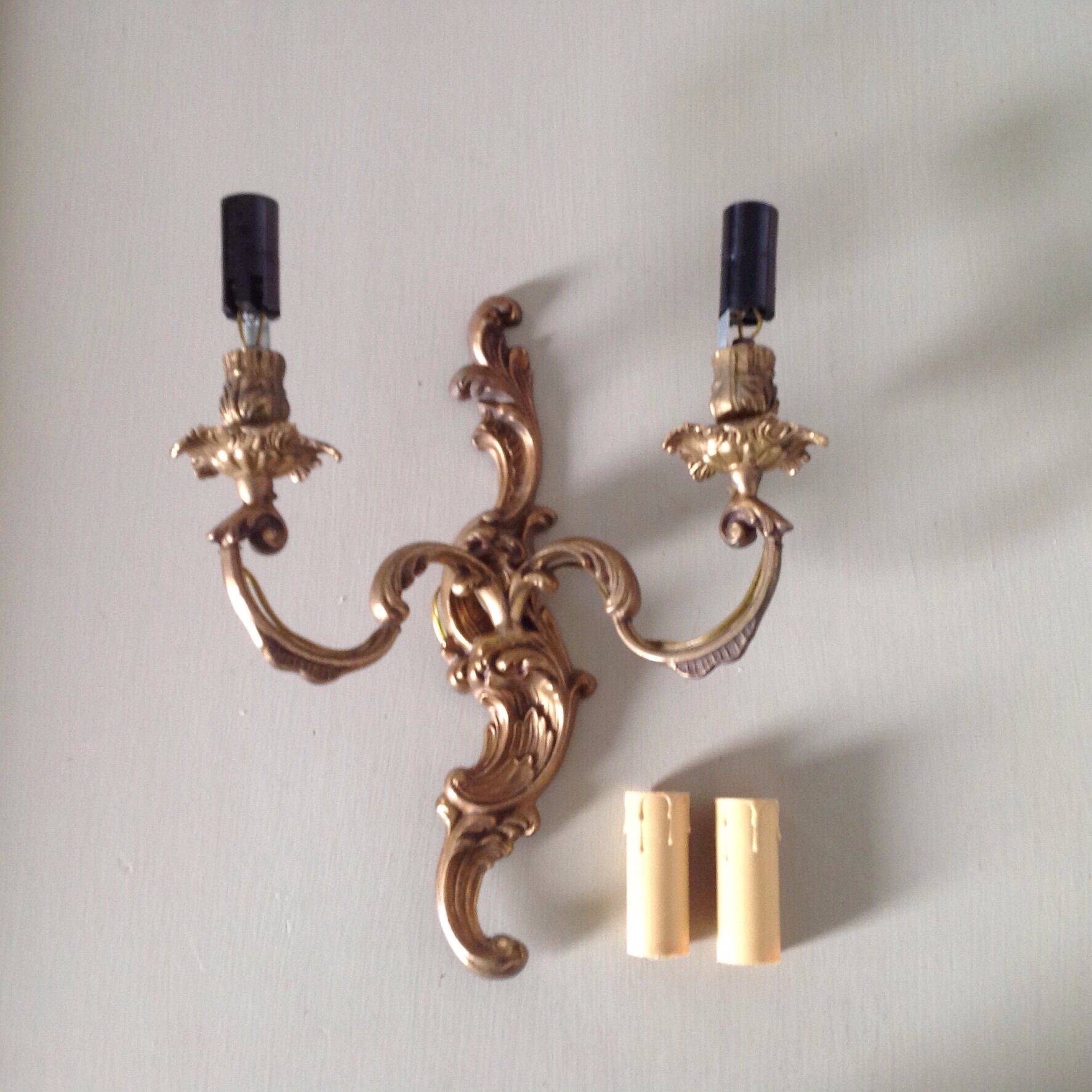 Wall bronze