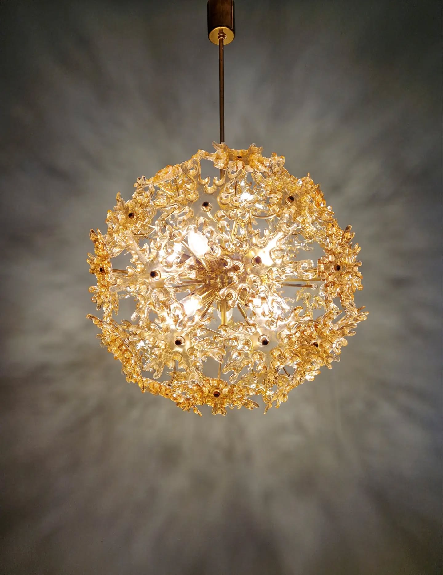 Large Sputnik chandelier in brass and amber Murano glass, SiSche, 1960.