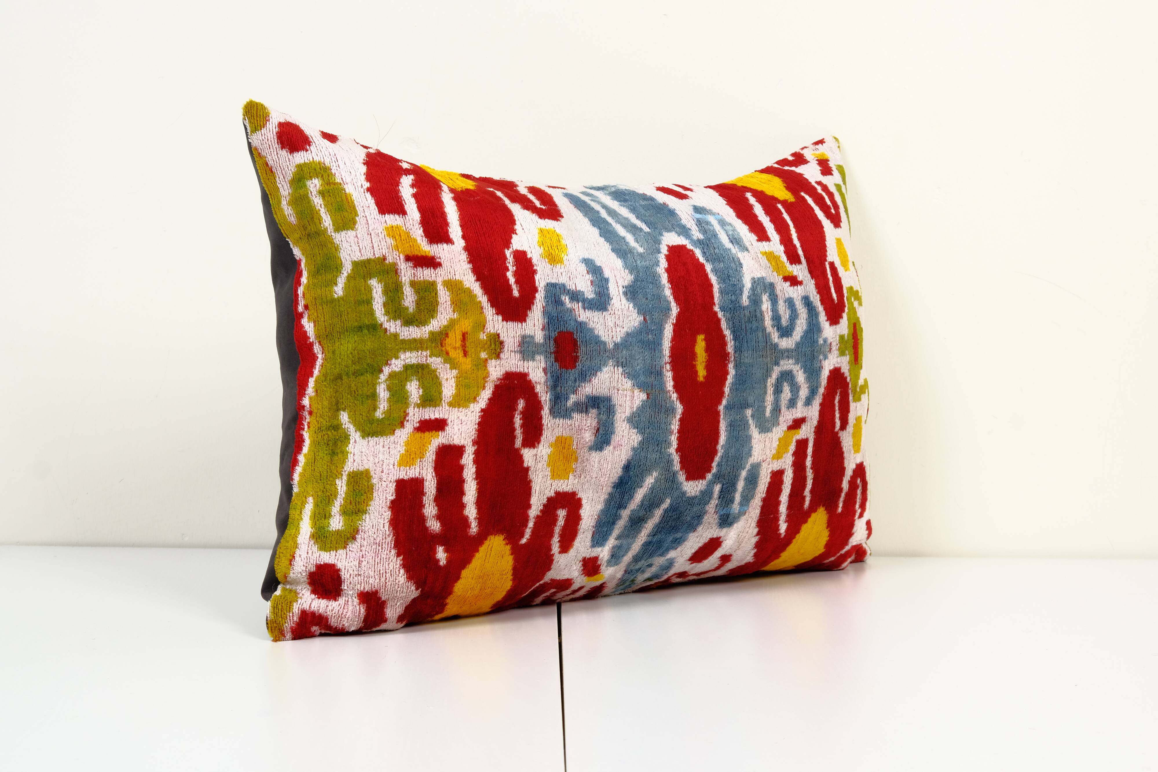 Yellow velvet i̇kat pillow