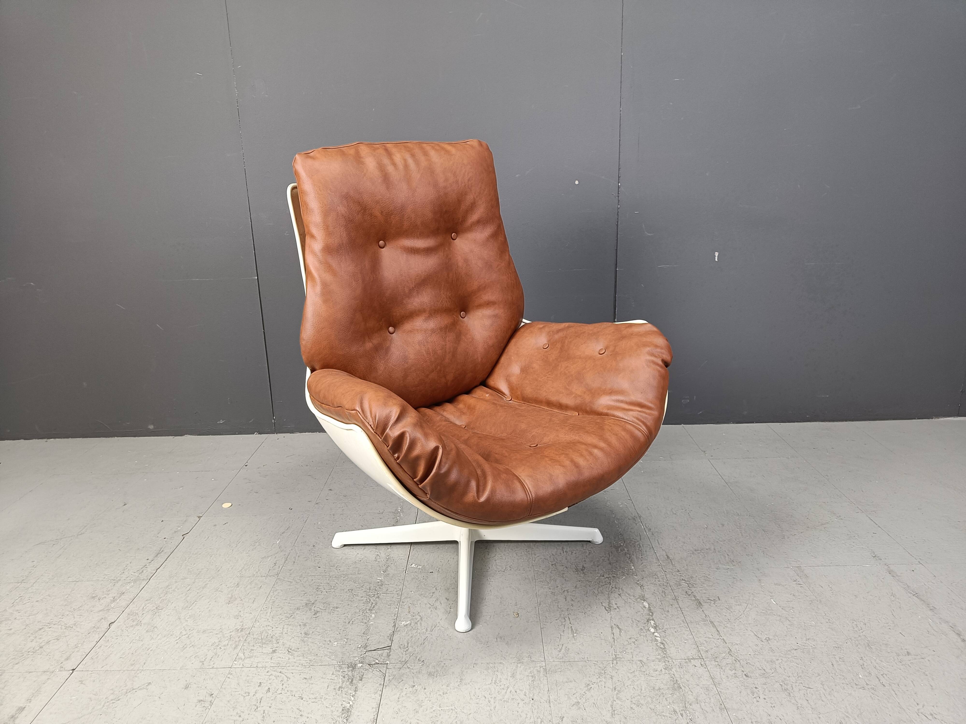 Space age fiberglass swivel chair, 1960s