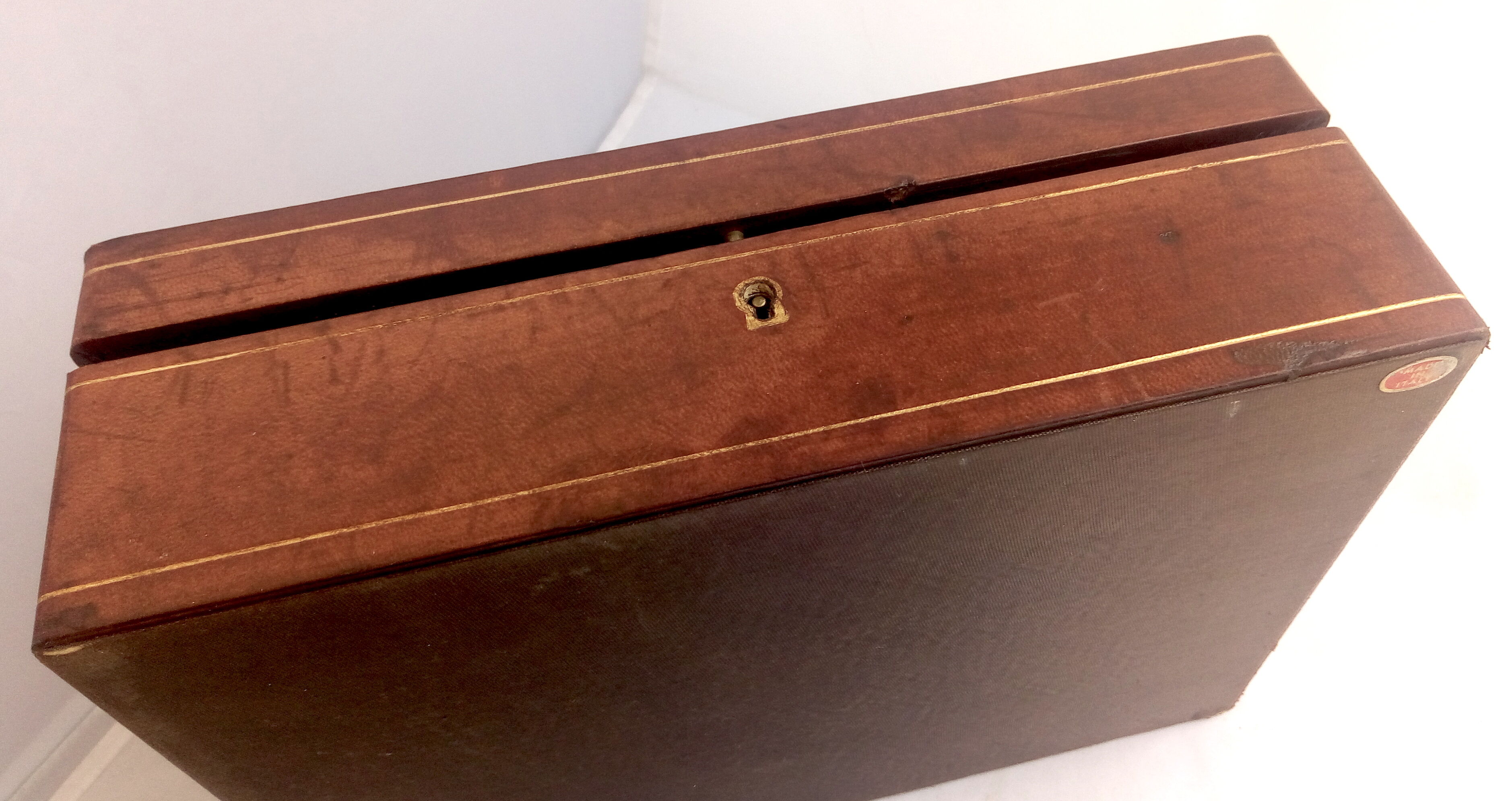 Gold-style leather leather chest