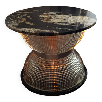 Table basse holophane en marbre et laiton