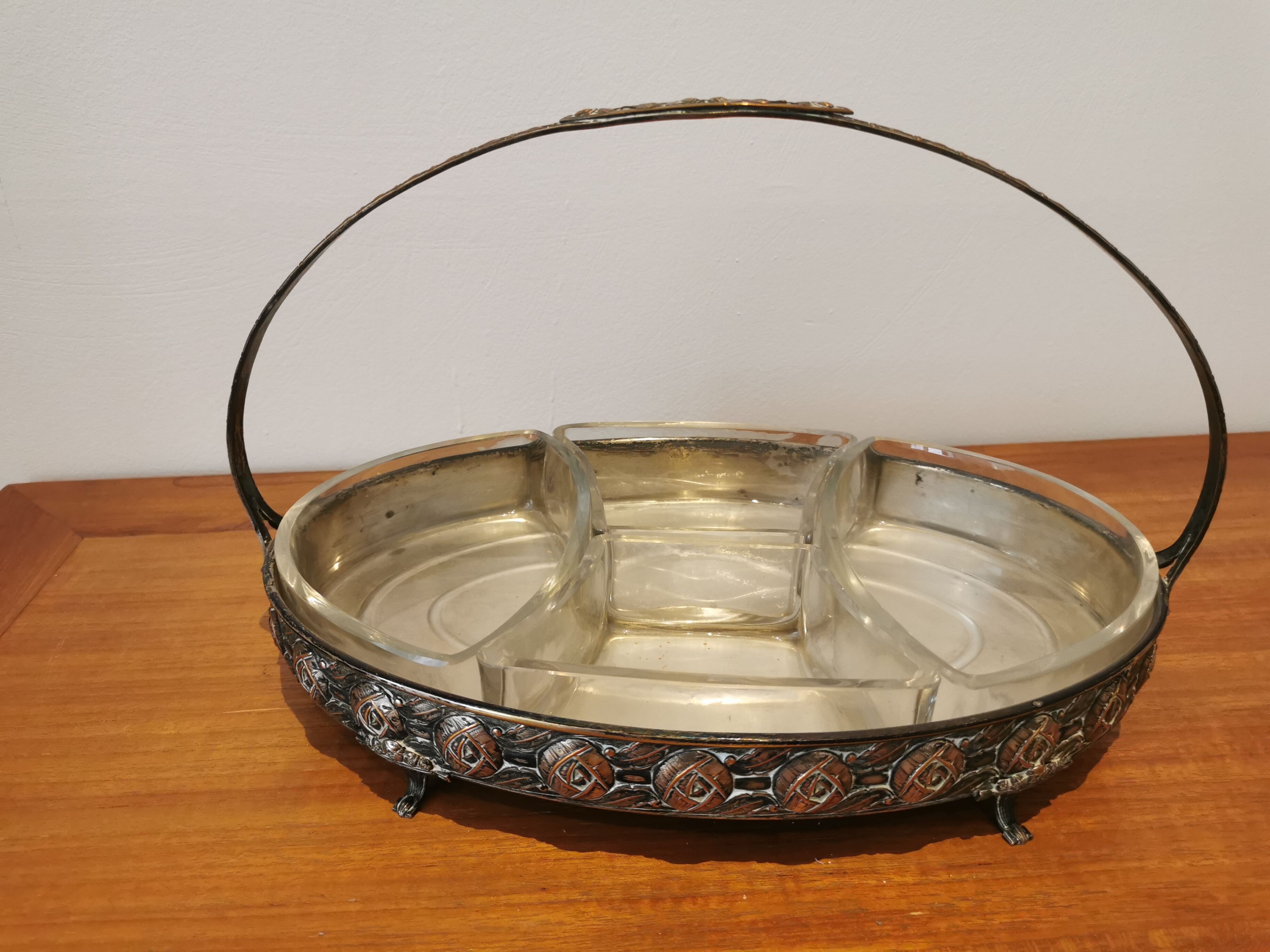 Compartmentalized silver metal top
