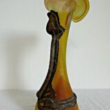 Vase soliflore art nouveau en pate de verre jaune et armature metalique