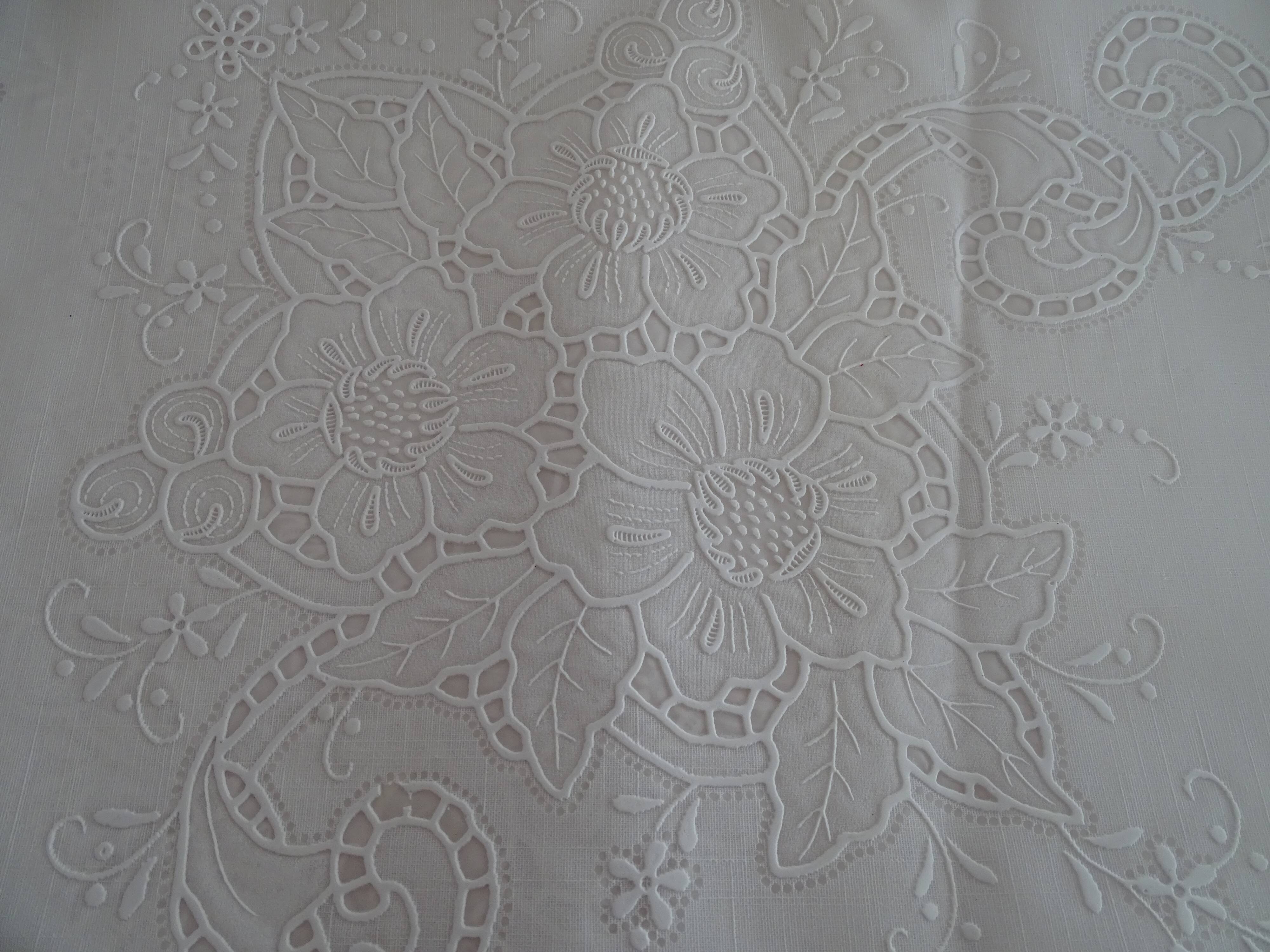 Oilcloth 260 x 150 white flower patterns