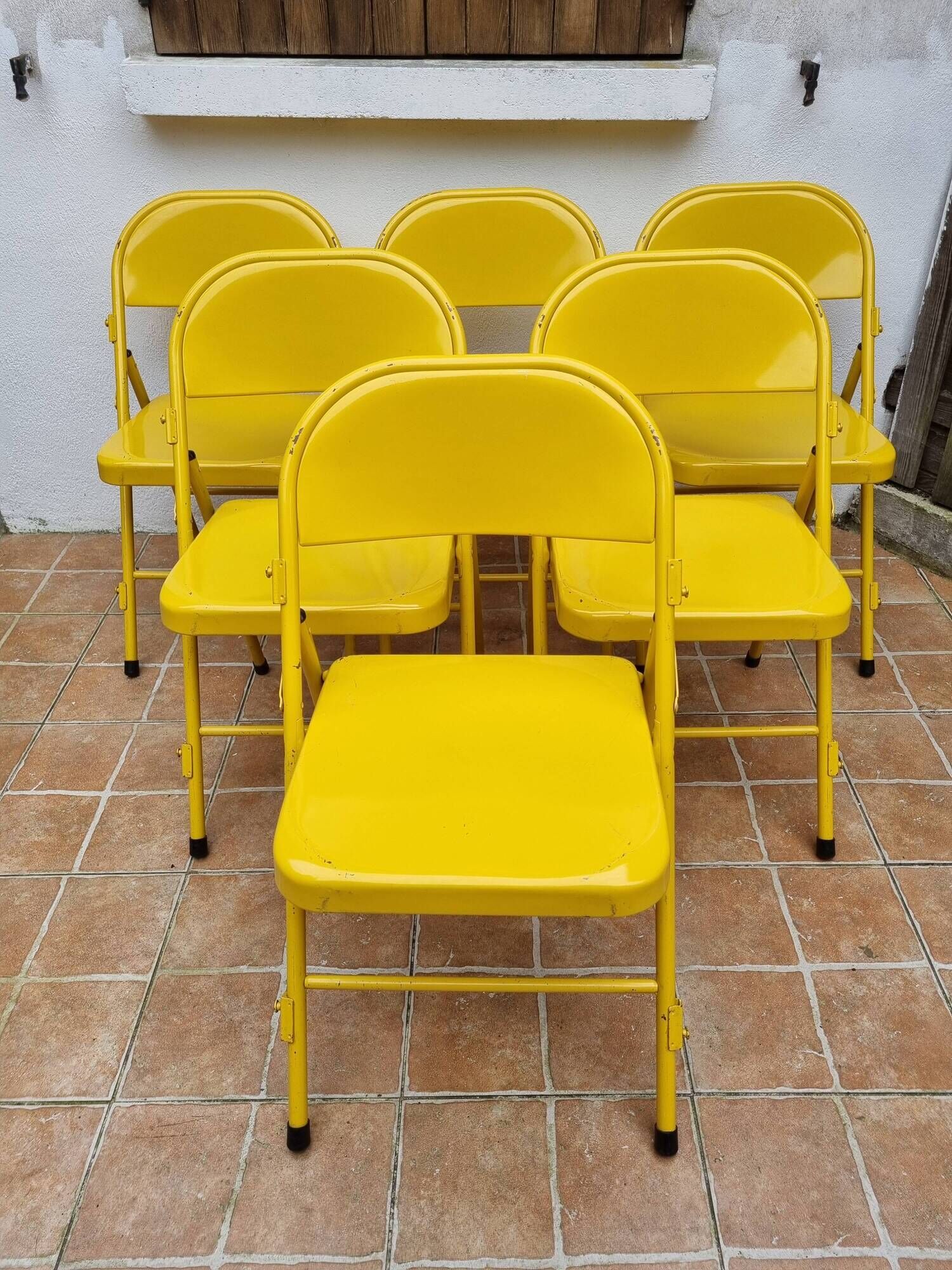 Ensemble de six chaises en métal pliantes jaunes Eurosit