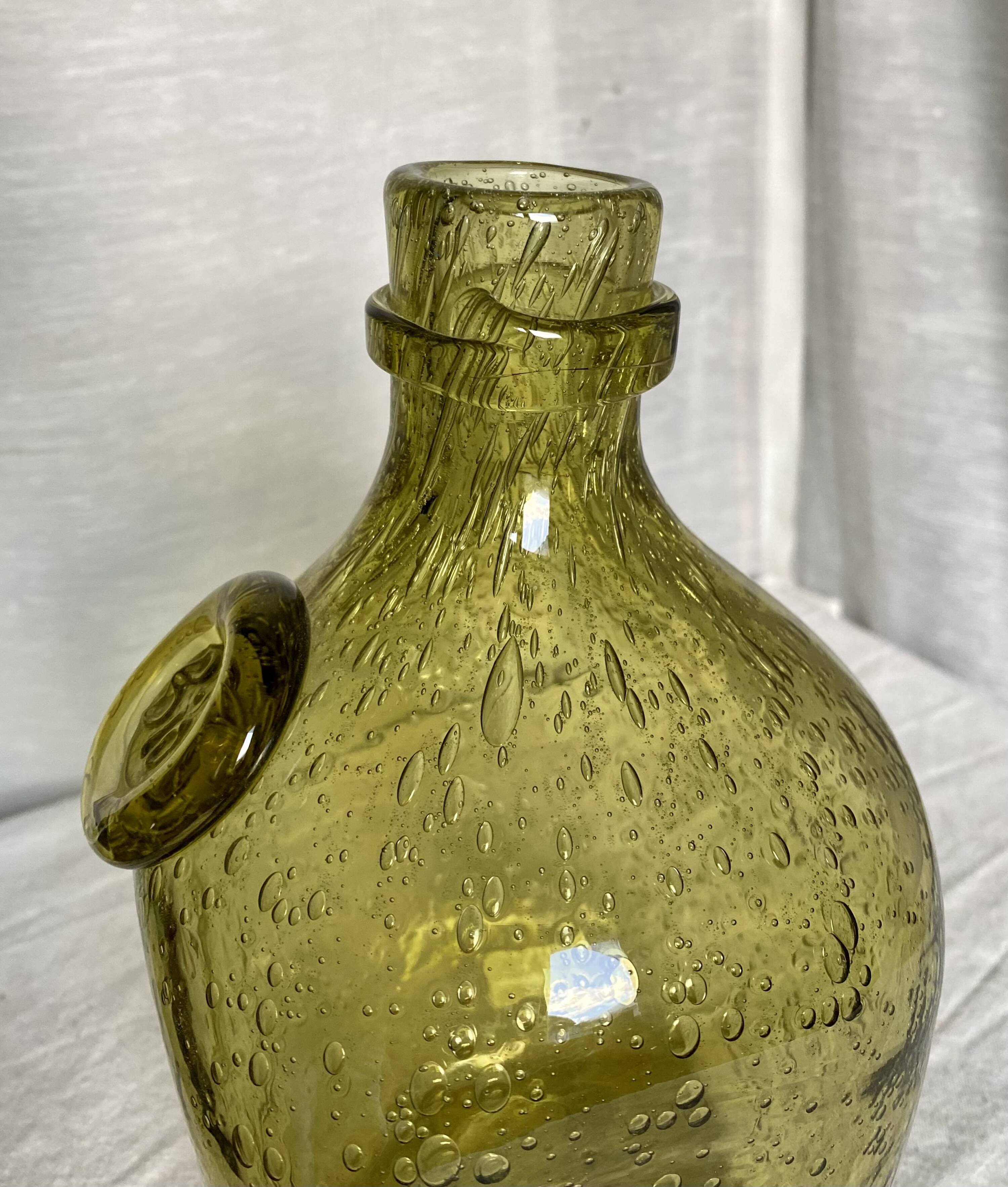 Bouteille verre bullé signée Biot carafe ambrée