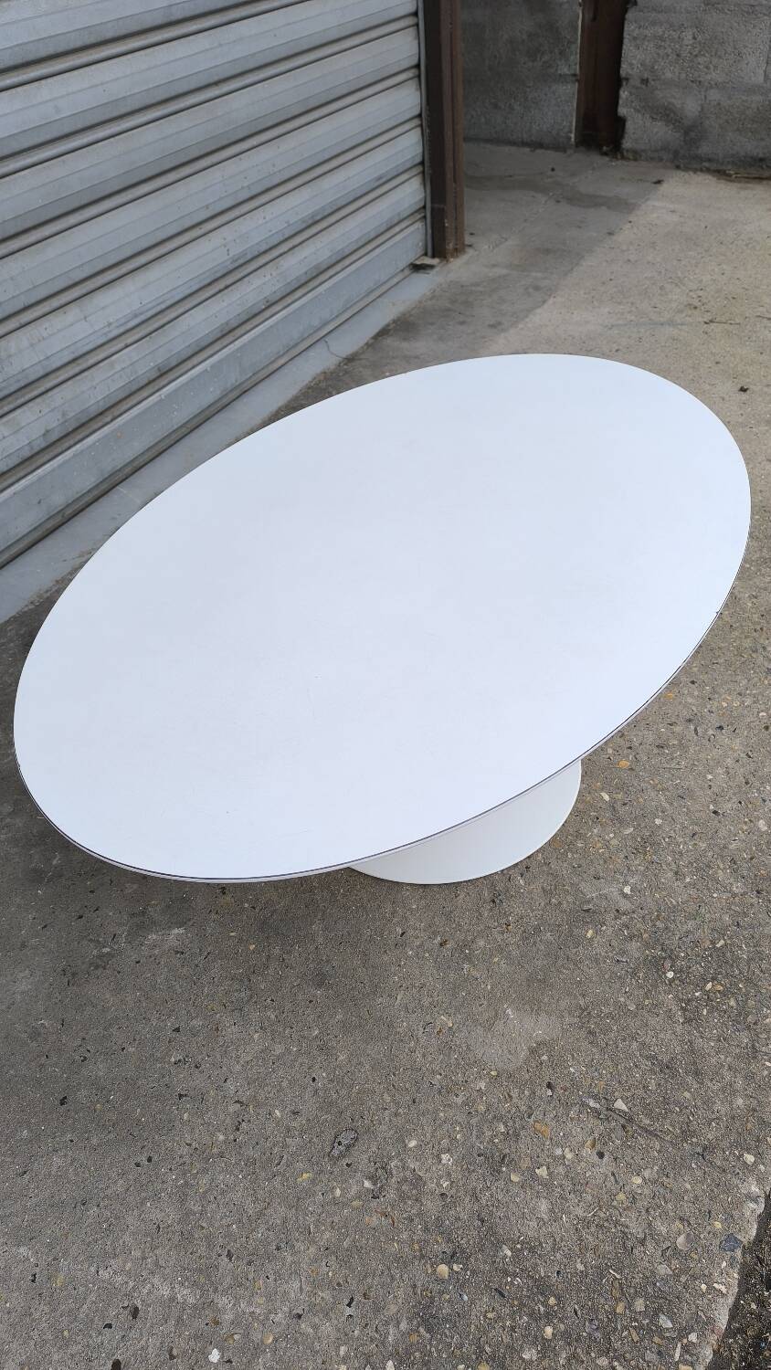 Oval Tulip Coffee Table by Knoll International design Eero Saarinen