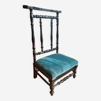 Chaise prie-dieu ancien en bois noir torsadé et assise velours bleu
