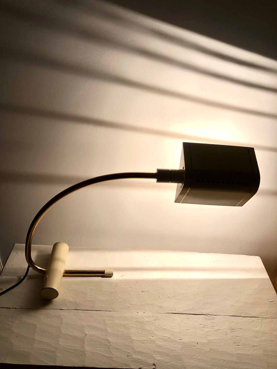 Vintage Italy brass articulated desk lamp.