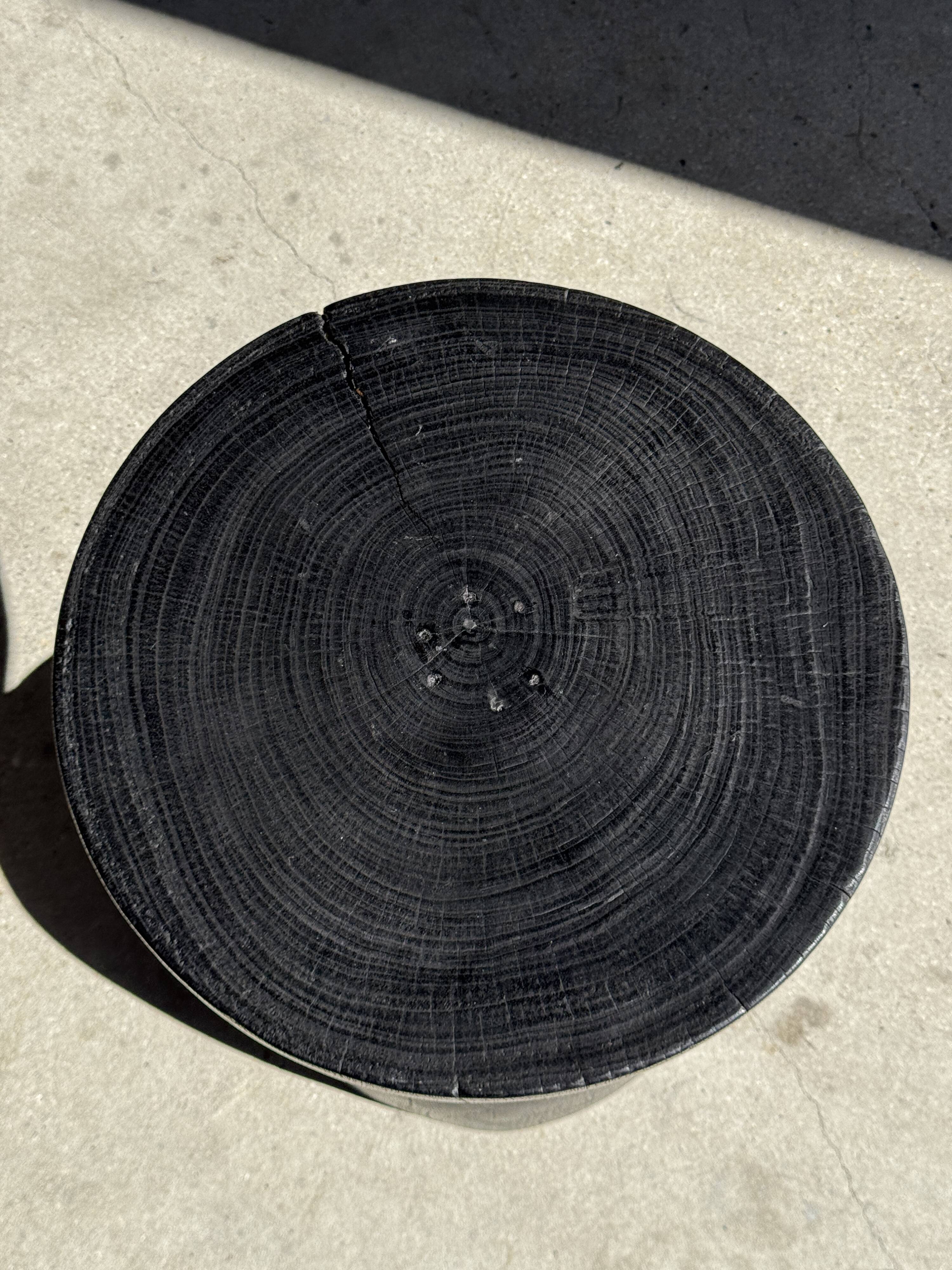 Sexy Neck - Solid wood side table (monoxyle) in organic shape colour