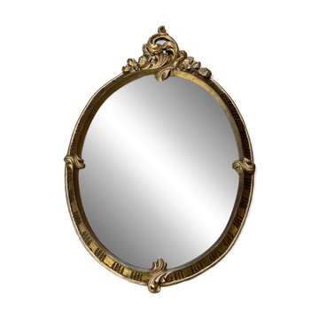 Miroir ovale en bois et stuc doré à décor de rinceau et de coquille